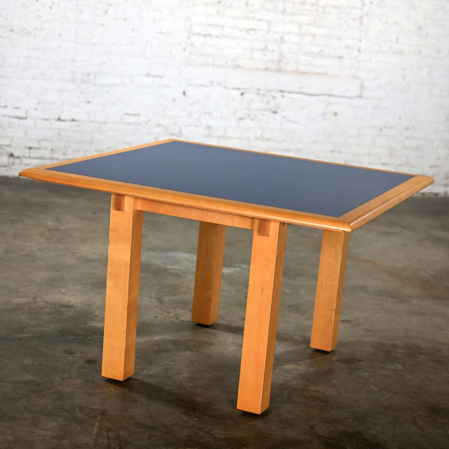 Merveilleuse table de salle à manger carrée vintage en érable moderne à postmoderne avec plateau incrusté de stratifié bleu, conçue par Michael Graves pour Craftwood, une division de Sonnenberg Ind. Ltd. Byit, en gardant à l'esprit qu'il s'agit