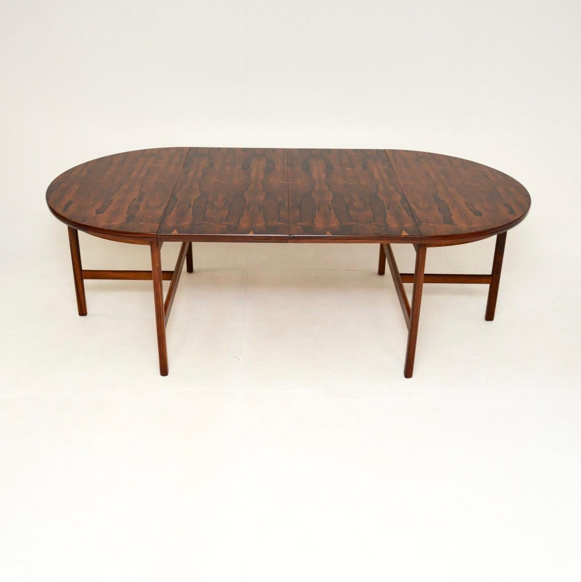 Une magnifique table de salle à manger vintage par Robert Heritage pour Archie Shine. Il a été fabriqué en Angleterre, il date des années 1960.

Ce meuble a de belles proportions. Lorsqu'il est fermé, il peut accueillir quatre personnes, et il est