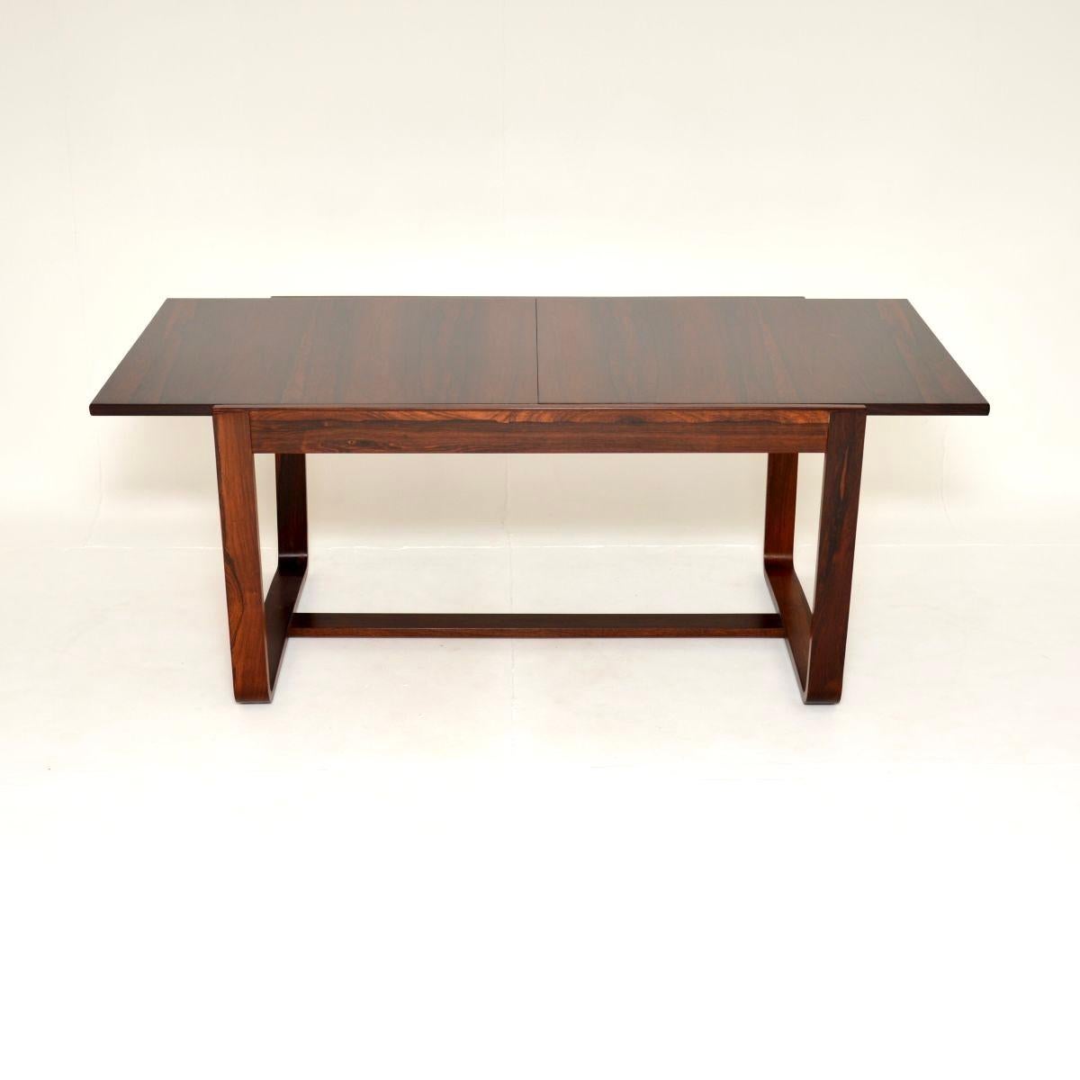 Un bellissimo ed elegante tavolo da pranzo vintage di Uniflex. Questo modello è stato disegnato da Gunther Hoffstead ed è stato prodotto in Inghilterra negli anni '60.

È di qualità eccezionale, ha un design fantastico con gambe a forma di U in