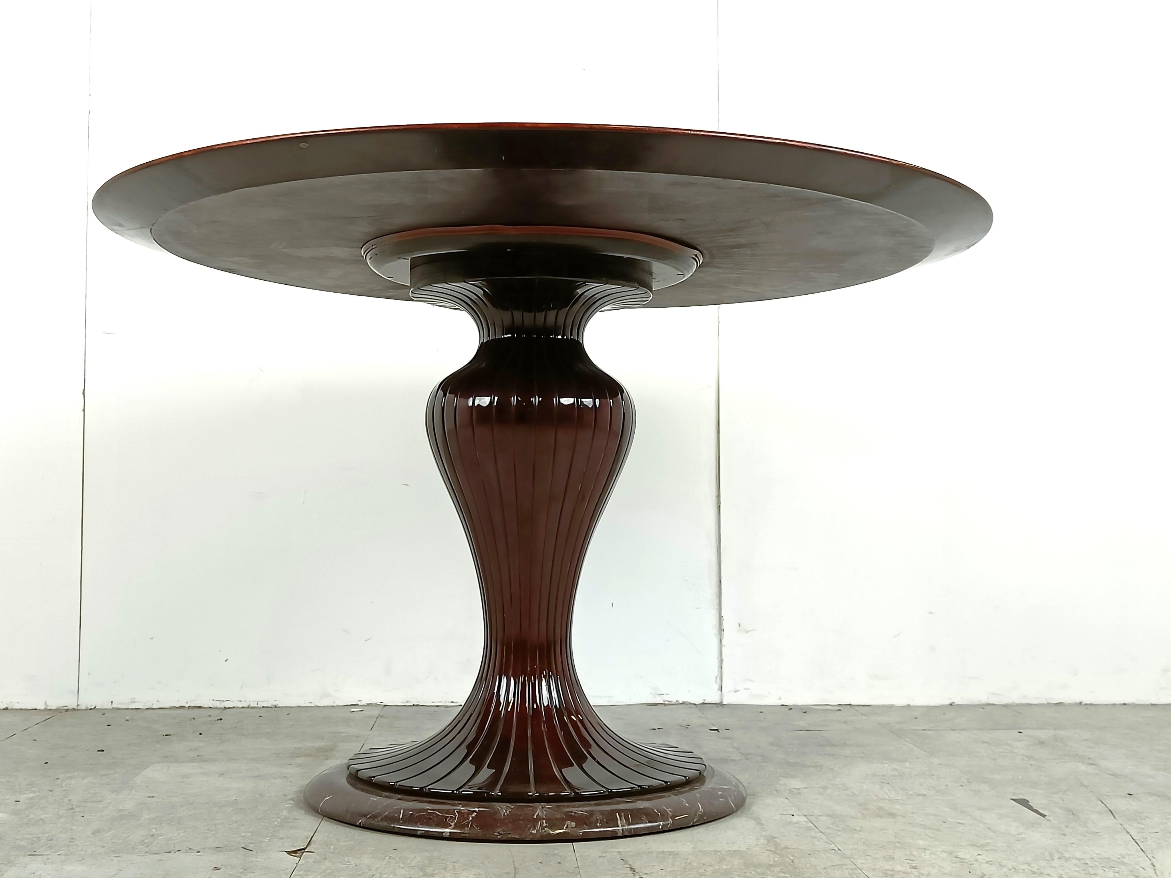 Striking mid century dining table designed by Vittorio Dassi featuring a beautiful mahogany pedestal, deep dark brown/red marble foot and a gorgeous high quality wooden top with inlaid brass star figure.

Very elegant italian design table with a