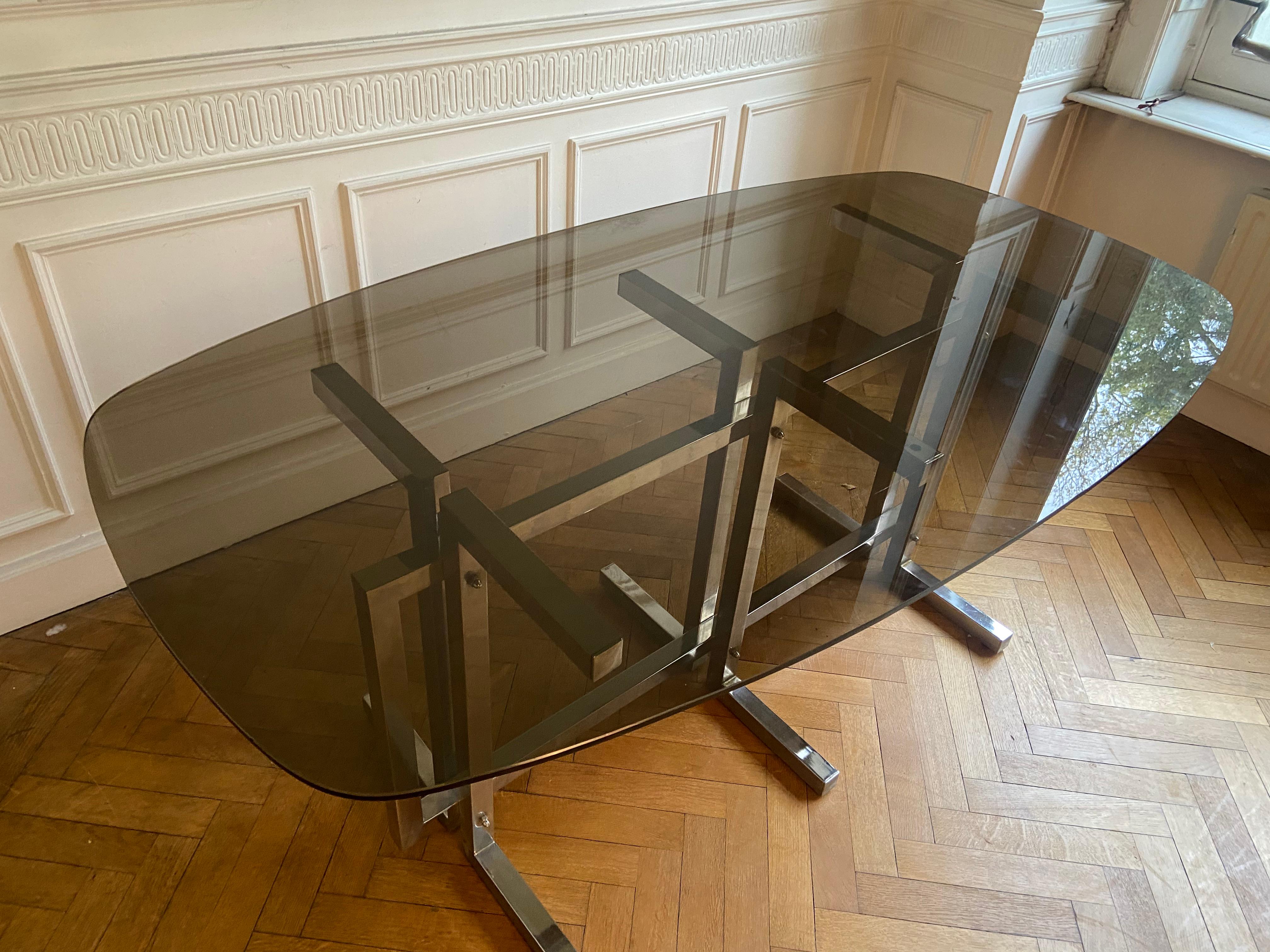 Vintage dining table. Graphic feet in chrome metal. Smoked glass top. 5