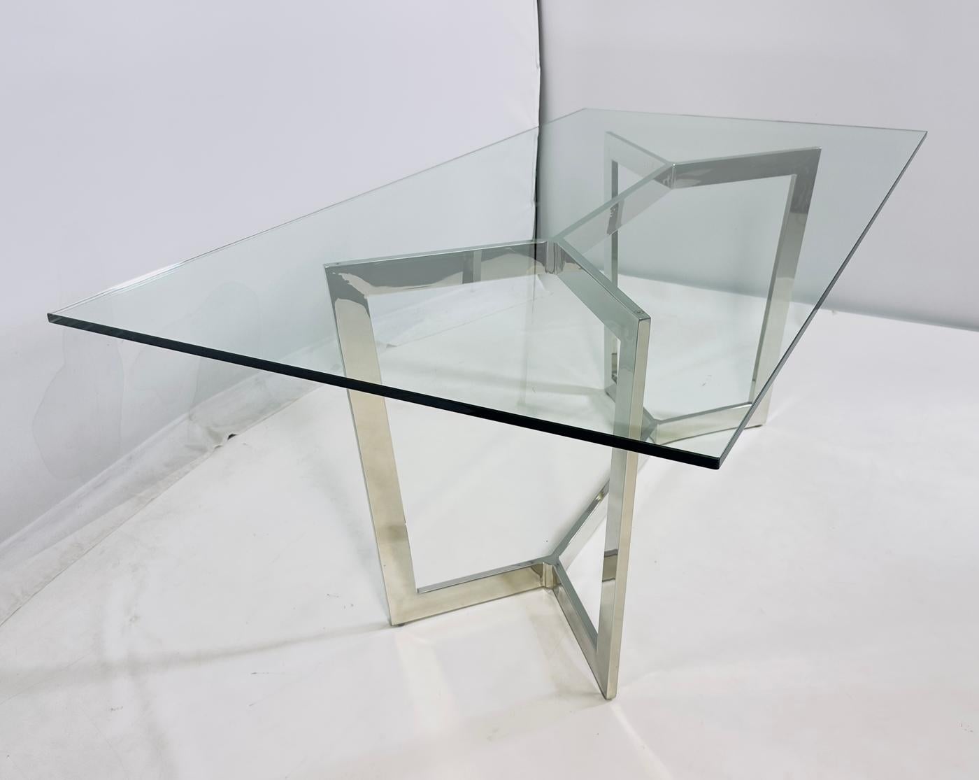 Superbe table de salle à manger conçue et fabriquée en France dans les années 1960, probablement par Paul Legeard.

La table est dotée d'un plateau en verre qui ajoute une touche naturelle et artistique à la pièce, tout en permettant aux invités de