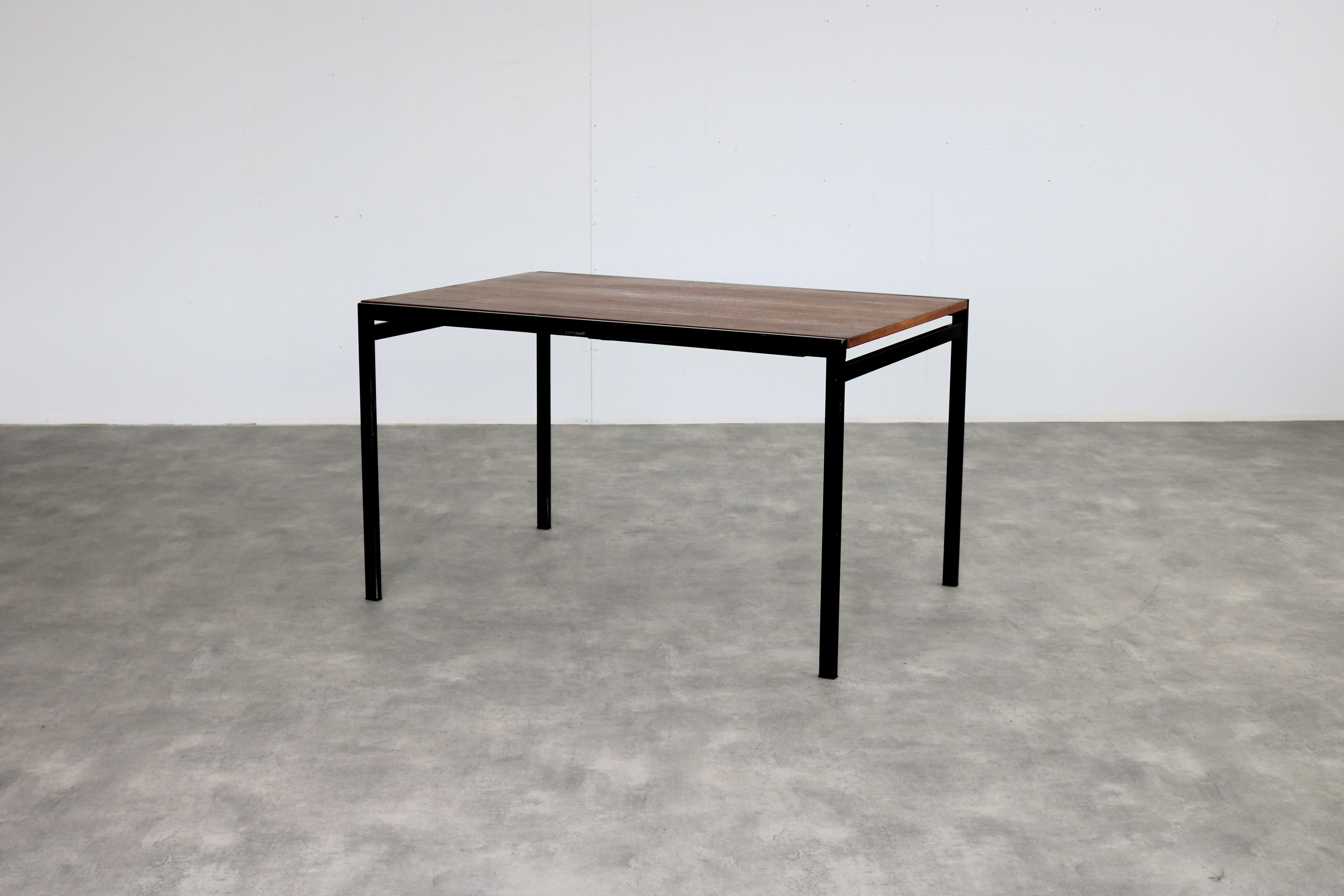 table à manger vintage  tableau  1960s  Pastoe

période  1960s
Design/One  Cees Braakman  Pastoe  Pays-Bas
condition  bon  signes mineurs d'utilisation
taille  70 x 120 x 80 (hxbxd) + plateau supplémentaire de 50 cm ; 

détails  métal ; teck ;