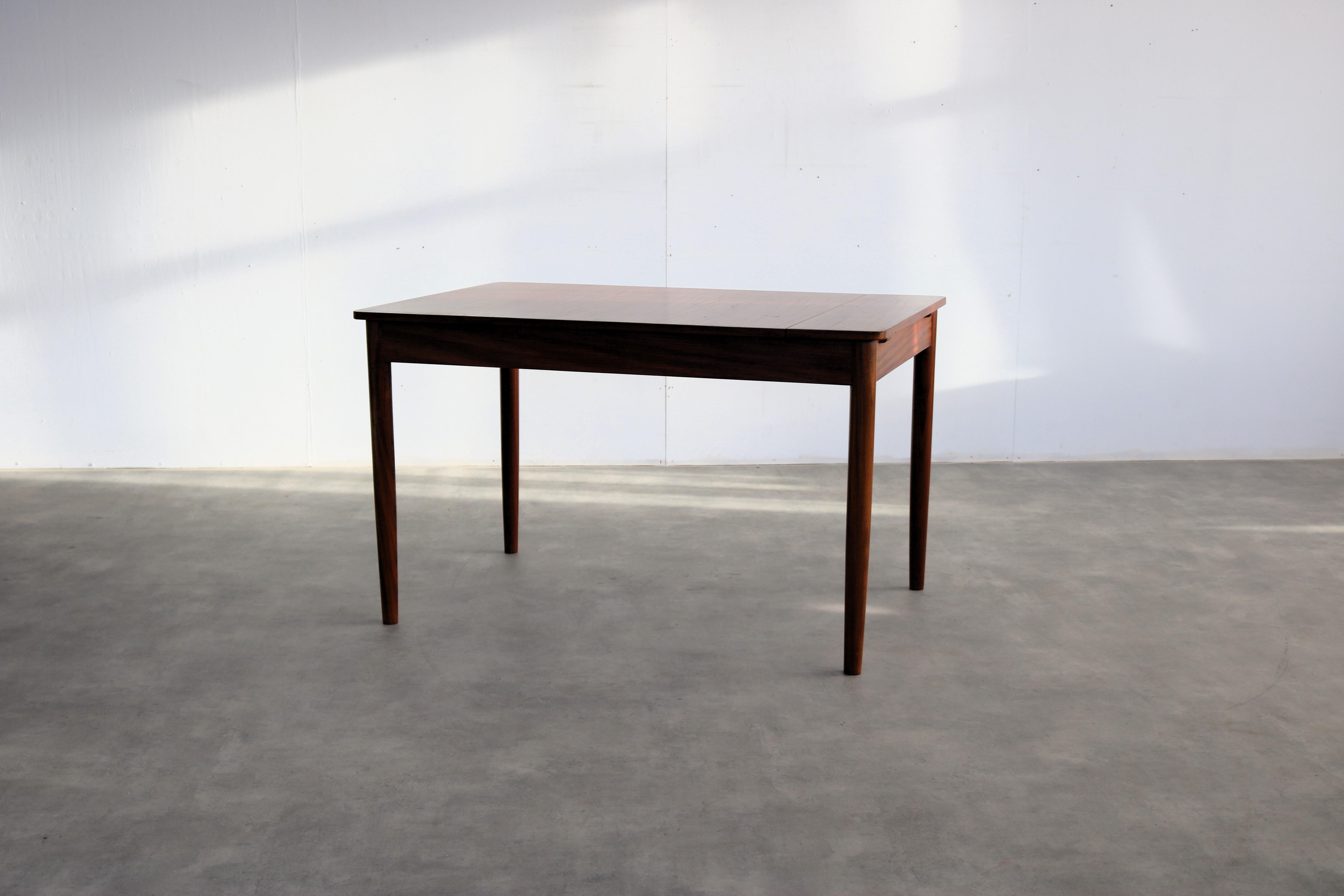 table à manger vintage  tableau  60s  teck  extensible

période  60's
Design/One  inconnu
condition  bon  légers signes d'utilisation
taille  73 x 119,5 x 80 (hxwxd) + plateau supplémentaire de 49,5 cm ;

détails  teck ; extensible ;

numéro