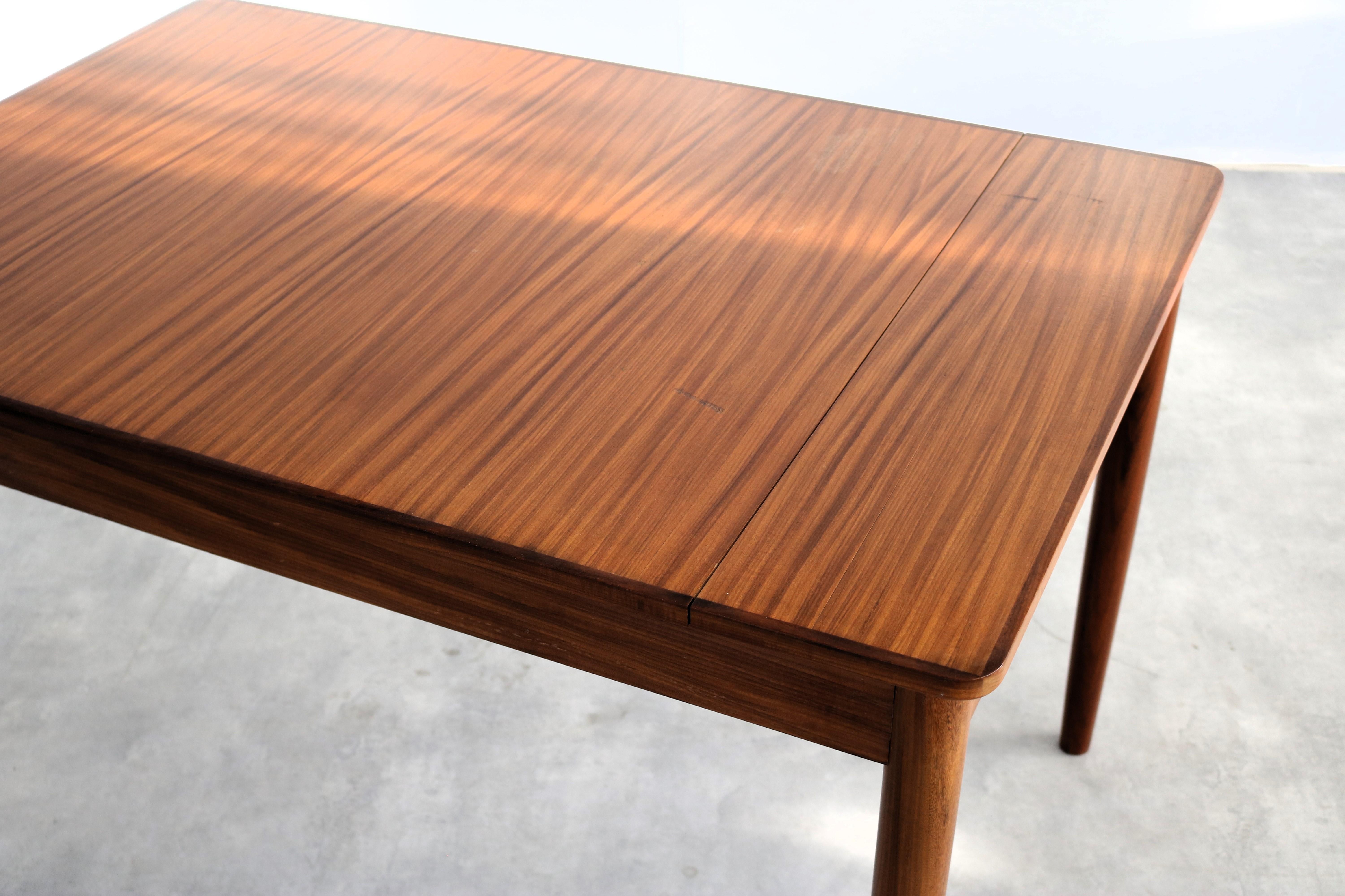 Milieu du XXe siècle table à manger vintage  tableau  60s  teck  extensible en vente