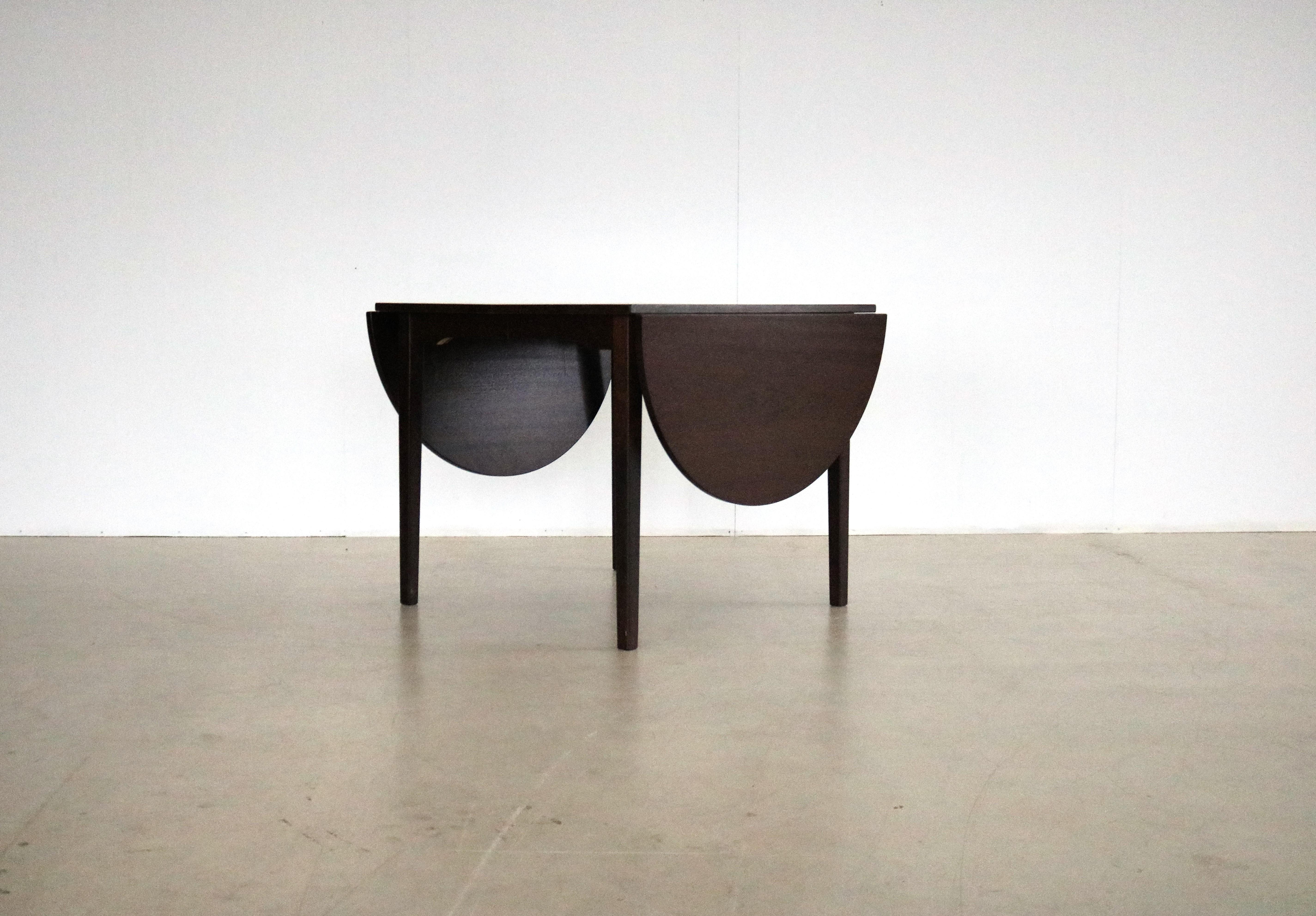 table à manger vintage  tableau  extensible  60s  Danois

période  60's
designs  Fabricant de meubles danois  Danemark
conditions  bon  légers signes d'utilisation
taille  72 x 84 x 84 (hxlxp) + 2x hémisphère de 42 + 2x feuille d'insertion de 41,5