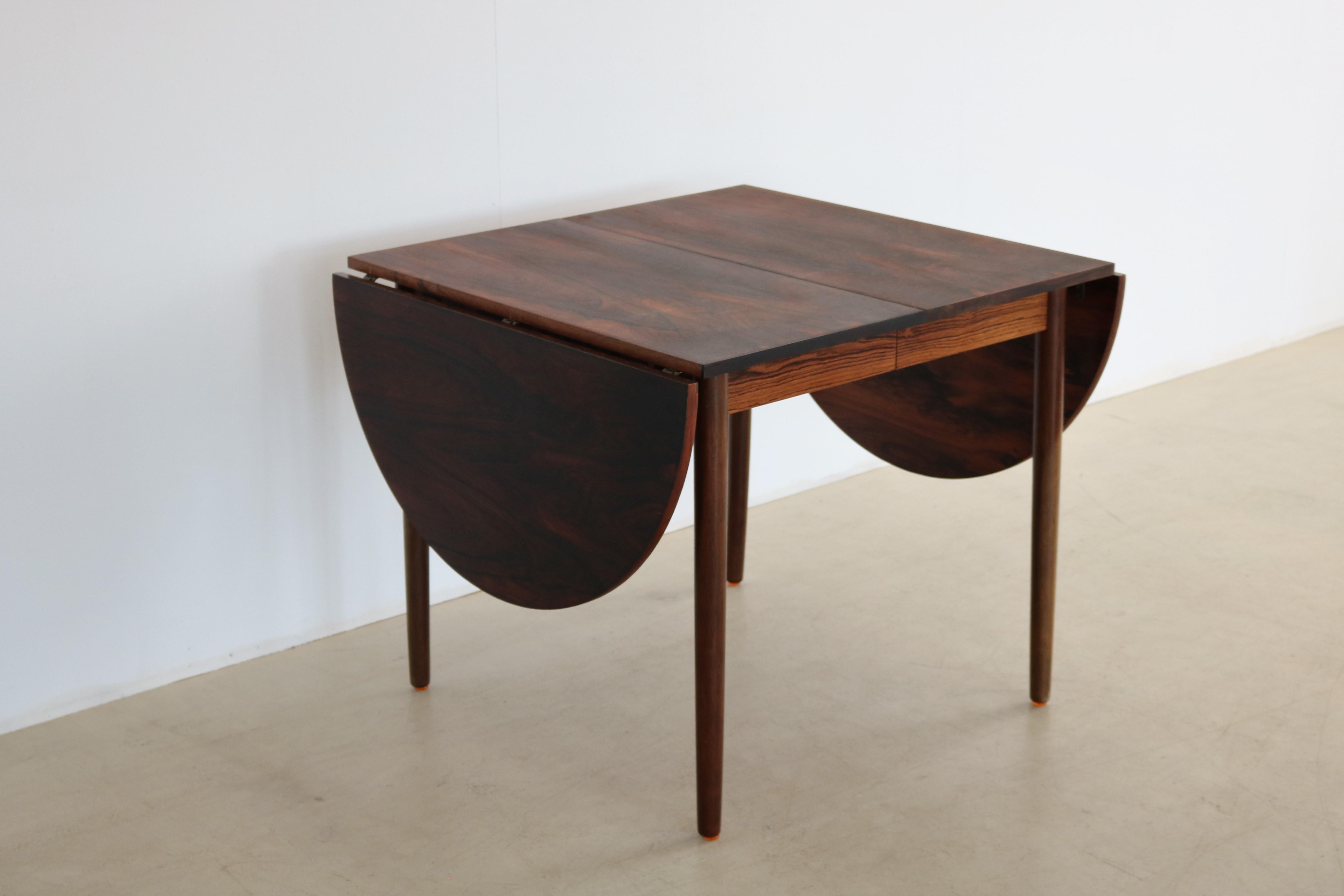vintage dining table table extendable 1960s Danish 

Period 1960s
Designs Danish furniture manufacturer Denmark
Conditions good light signs of use
Size 73 x 73 x 85 (hxwxd) + 2x hemisphere of 43 + 2x insert leaf of 47.5 cm;

details rosewood;