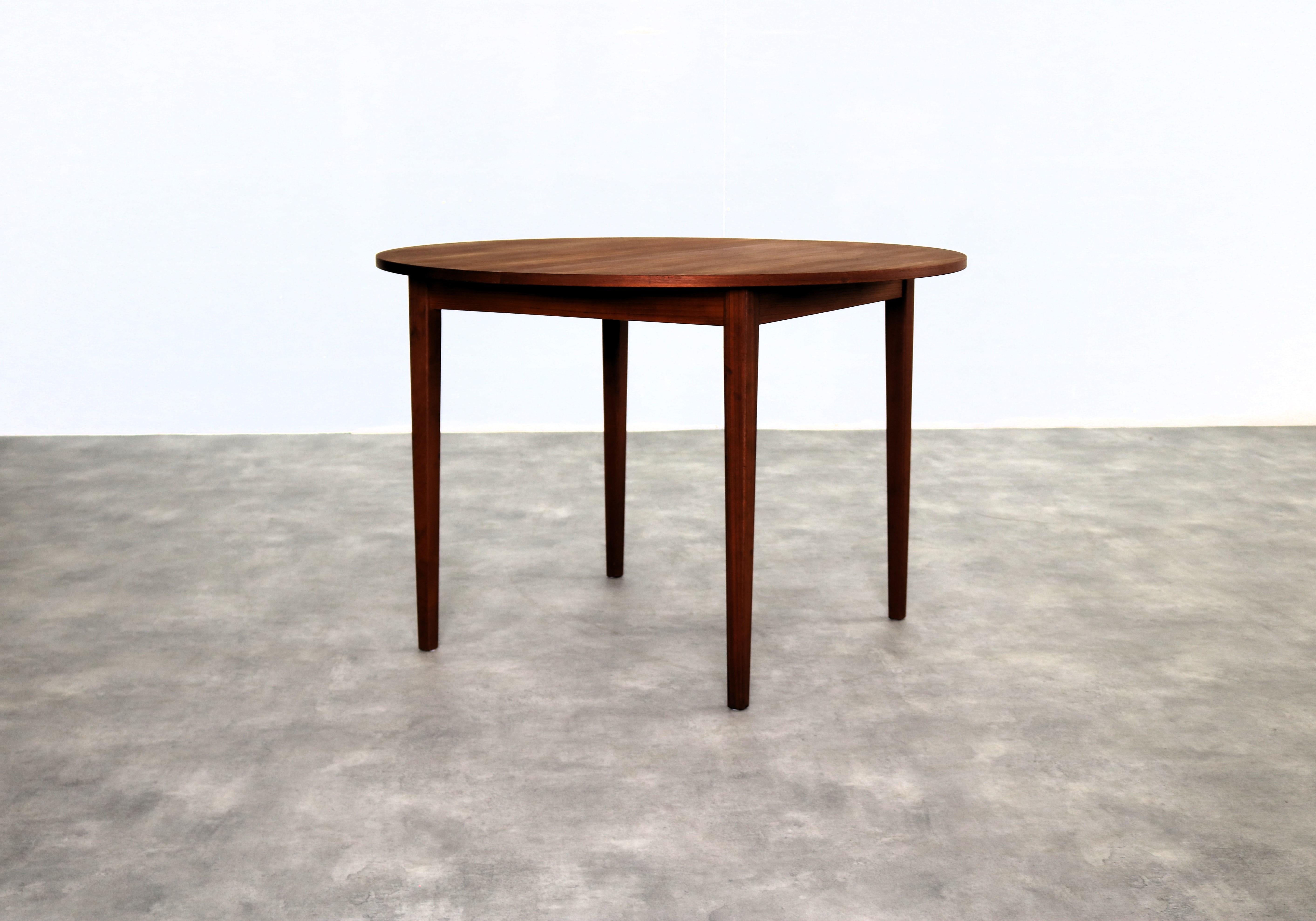 table à manger vintage  tableau  extensible  60's

période  60's
Design/One  inconnu  Suède
condition  bon  légers signes d'utilisation
taille  74 x 110 x 110 (hxwxd) + plateau supplémentaire de 30 cm ; 

détails  teck ; extensible ;

numéro