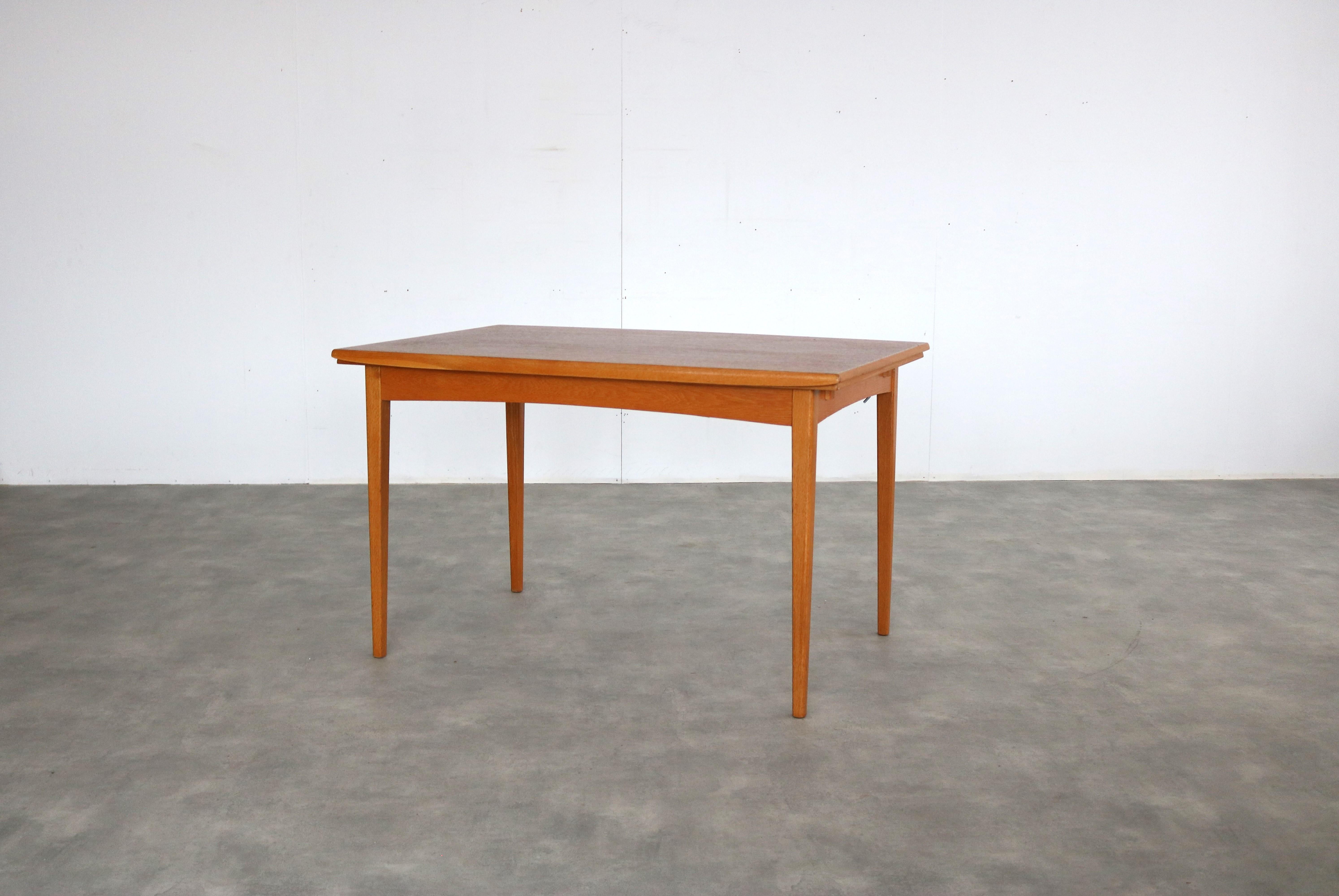 table à manger vintage  tableau  extensible  60s  Suédois

période  1950s
Design/One  inconnu  Suède
condition  bon  légers signes d'utilisation
taille  130 x 74 x 83 (hxwxd) + 2 plateaux coulissants de 35 cm ;

détails  chêne ; teck ; extensible ;