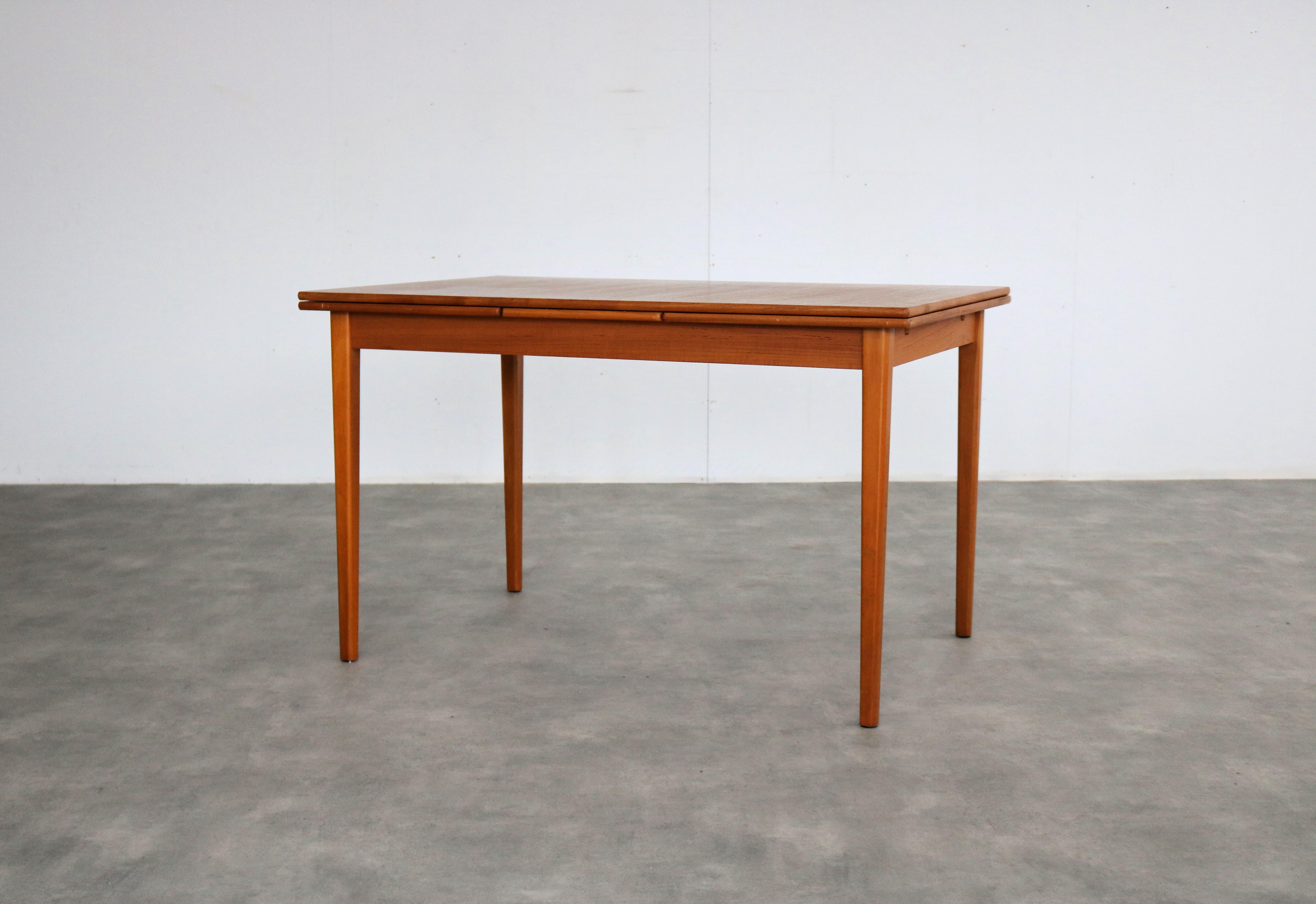 table à manger vintage  tableau  extensible  60s  Suédois

période  1950s
Design/One  inconnu  Suède
condition  bon  légers signes d'utilisation
taille  74,5 x 122 x 83 (hxwxd) + 2 plateaux extractibles de 44,5 cm ;

détails  chêne ; teck ;
