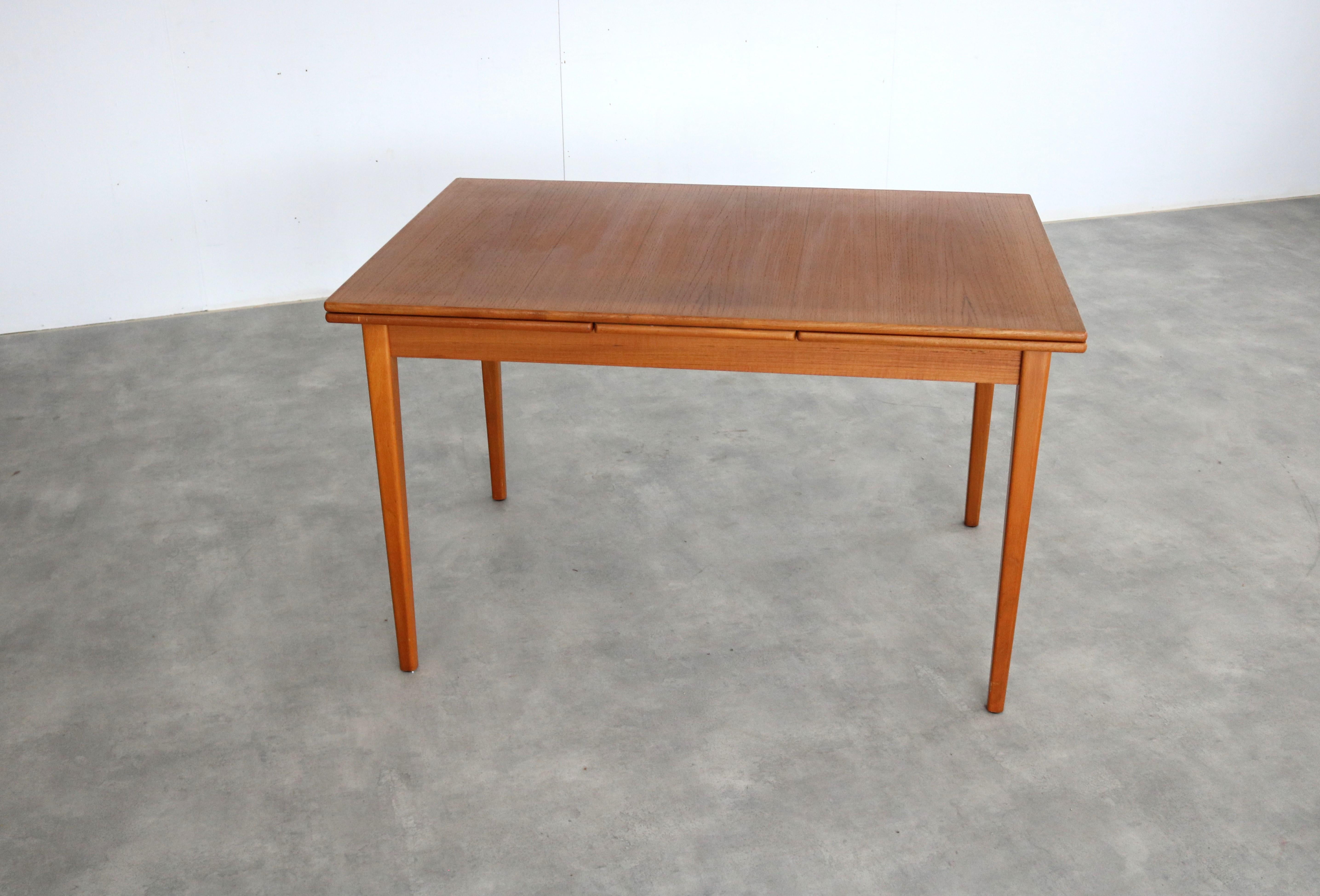 Milieu du XXe siècle table à manger vintage  tableau  extensible  60s  Suédois en vente