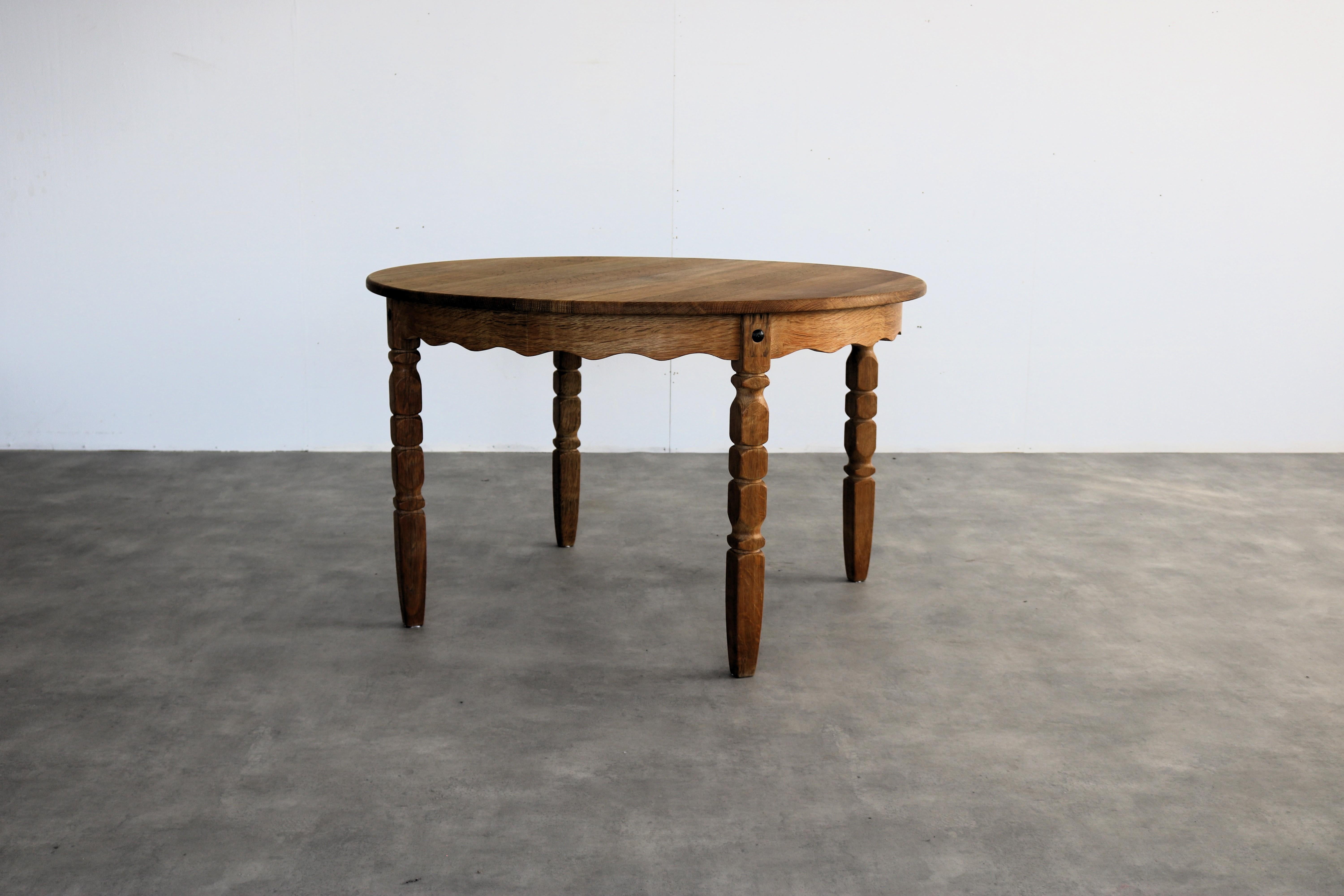 
vintage dining table  table  extendable  brutalist  Kjaernulf

period  60's
design  Henning Kjaernulf  Denmark
condition  good  light signs of use
size  73 x 120 x 120 (hxwxd) + 2x extra table top of 65 cm each;

details  oak; 2 in stock;