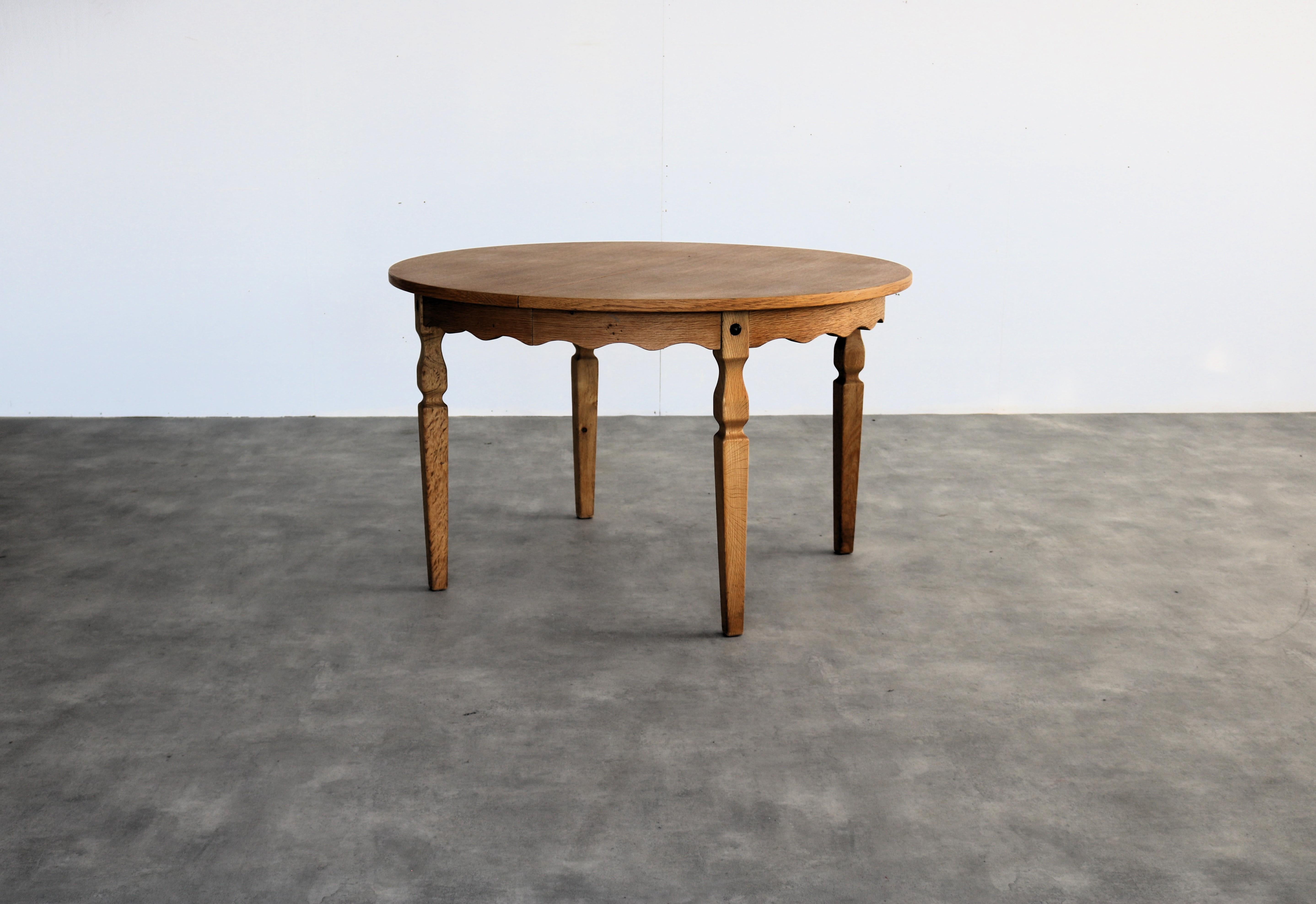 
vintage dining table  table  extendable  brutalist  Kjaernulf

period  60's
design  Henning Kjaernulf  Denmark
condition  good  light signs of use
size  73 x 120 x 120 (hxwxd) + 2x extra table top of 65 cm each;

details  oak; 2 in stock;
