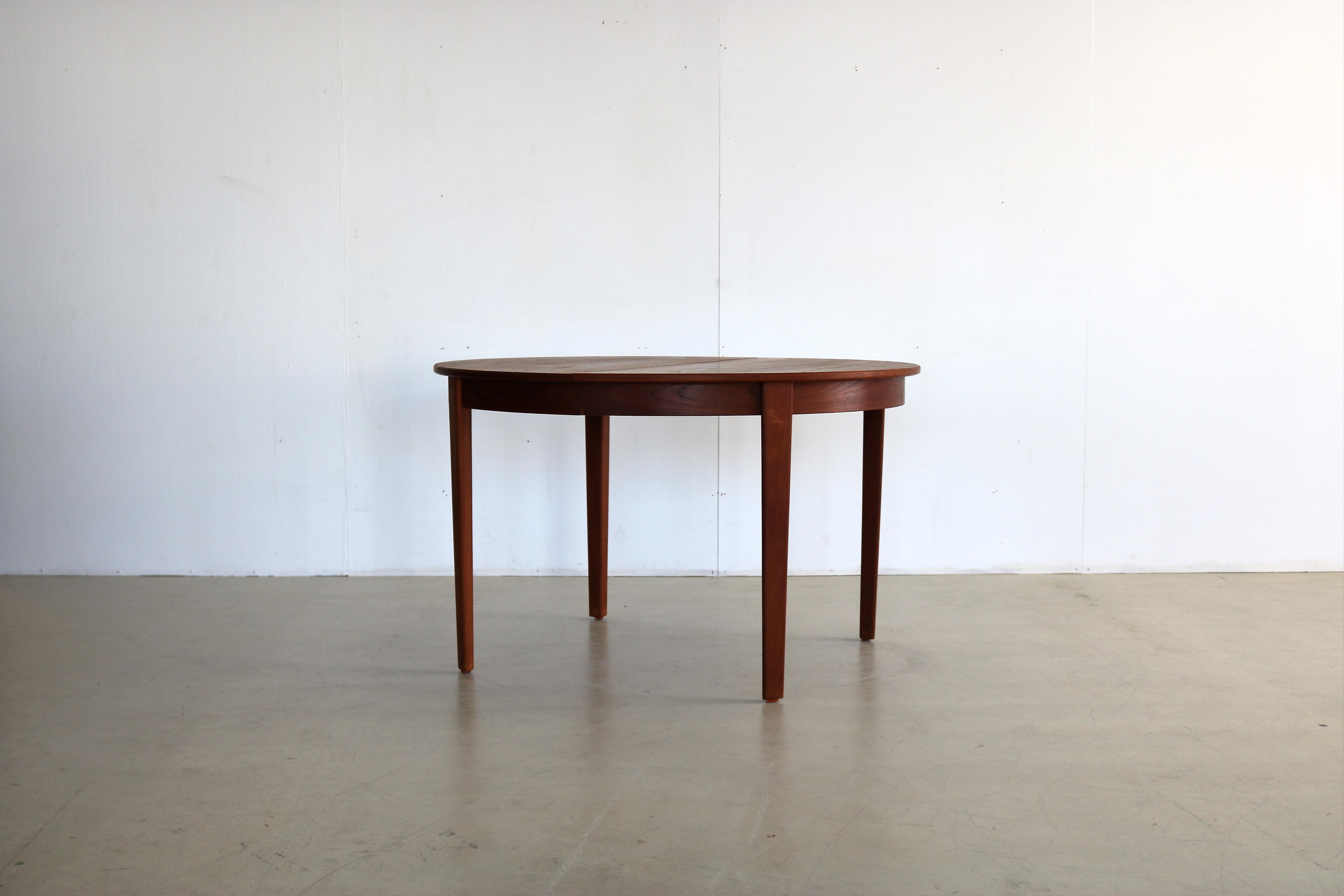 Vintage dining table table extendable teak Danish.

Period 1960s
Designs attributed to Henning Kjaernulf Denmark
Conditions good light signs of use
Size 74.5 x 120 x 120 (hxwxd) + 4x table top of 50 cm;

Details oak; extendable with 4