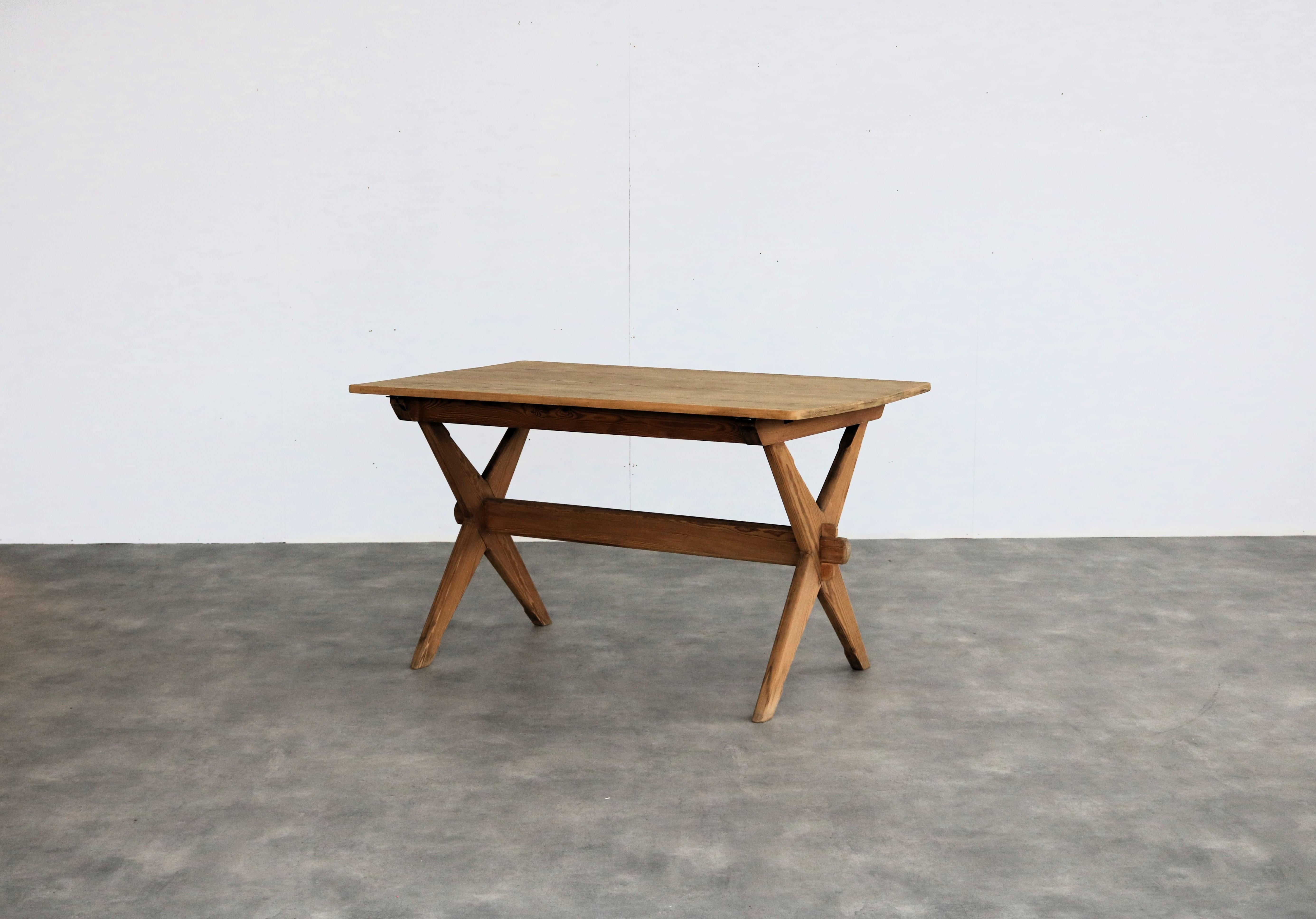 table à manger vintage  tableau  pin  60's

période  60's
Design/One  inconnu
condition  bon  légers signes d'utilisation
taille du bureau  73,5 x 130 x 79 (hxwxd)

détails  pin ;

numéro d'article  2649