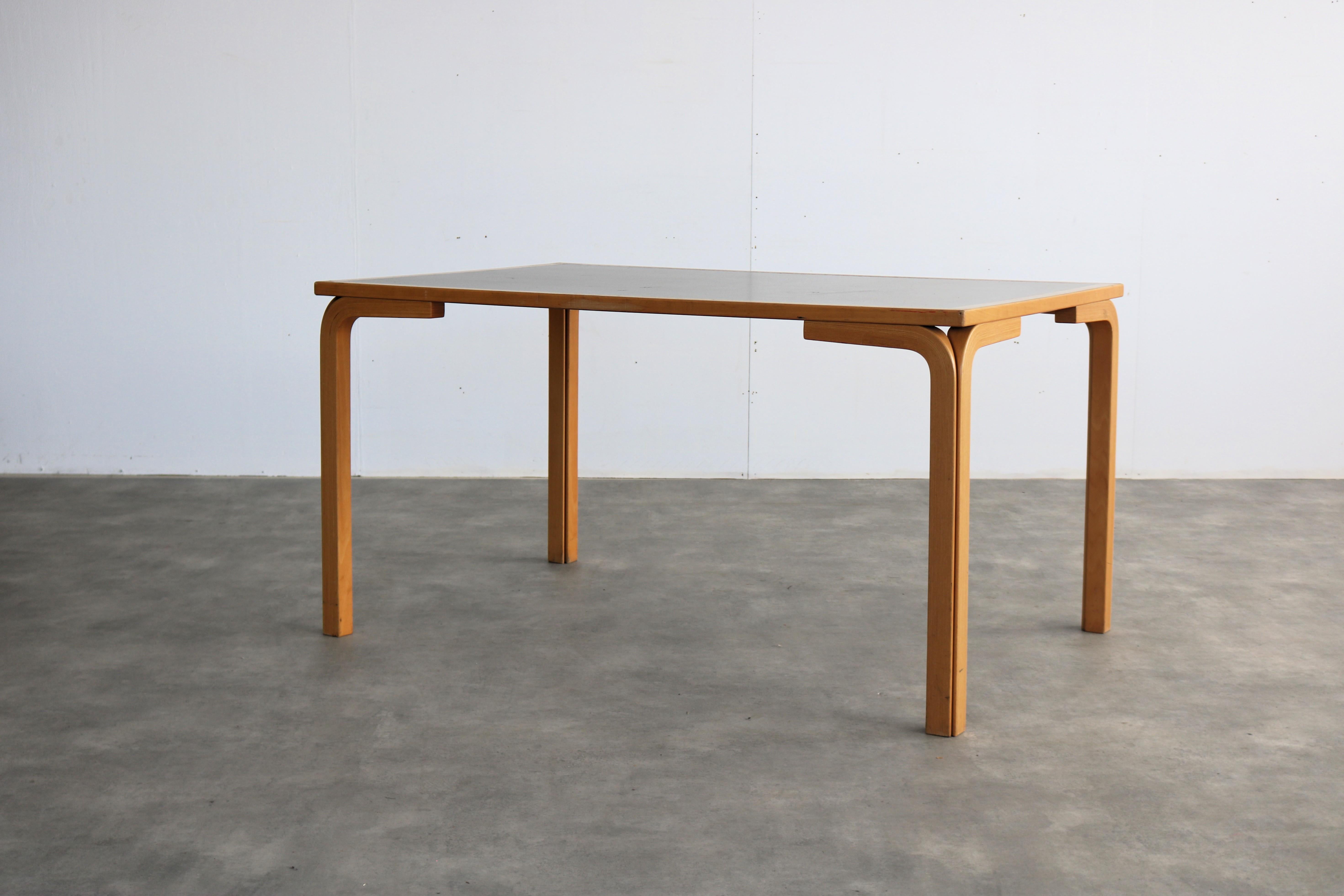 Vintage Esstisch  Tabellen  1970s  Farstrup  Dänisch

Zeitraum  1970s
Design/One  Farstrup  Dänemark
Bedingung  Gut  Leichte Gebrauchsspuren/Patina
Größe  73 x 138 x 90 cm (H x B x T)

Einzelheiten  Buchenholz; Linoleum; Mehrere auf