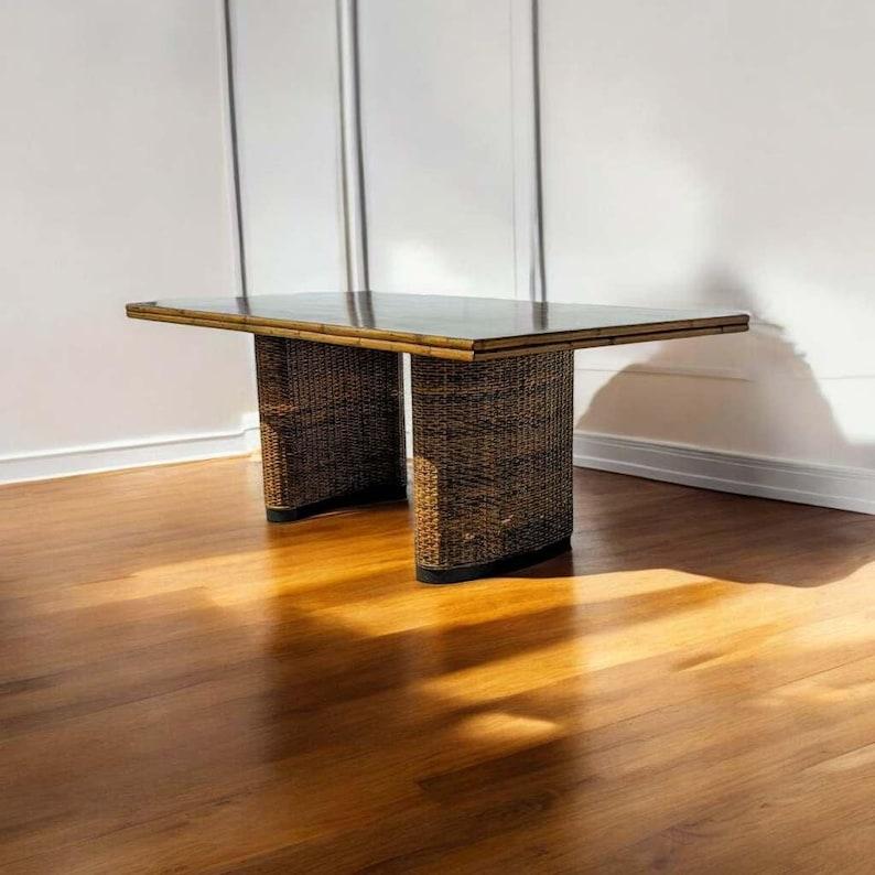 Mid-Century Modern Table de salle à manger vintage, base en rotin et osier, plateau en bois, rectangulaire, MCM en vente