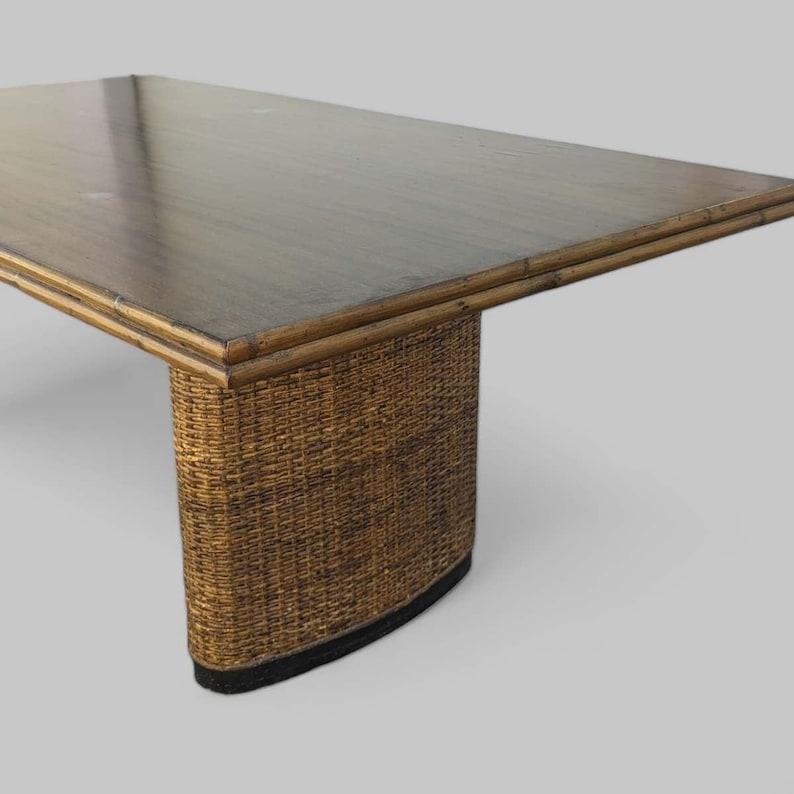20ième siècle Table de salle à manger vintage, base en rotin et osier, plateau en bois, rectangulaire, MCM en vente