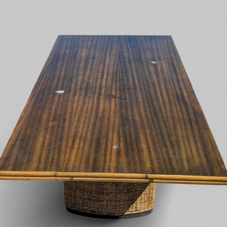 Table de salle à manger vintage, base en rotin et osier, plateau en bois, rectangulaire, MCM en vente 1