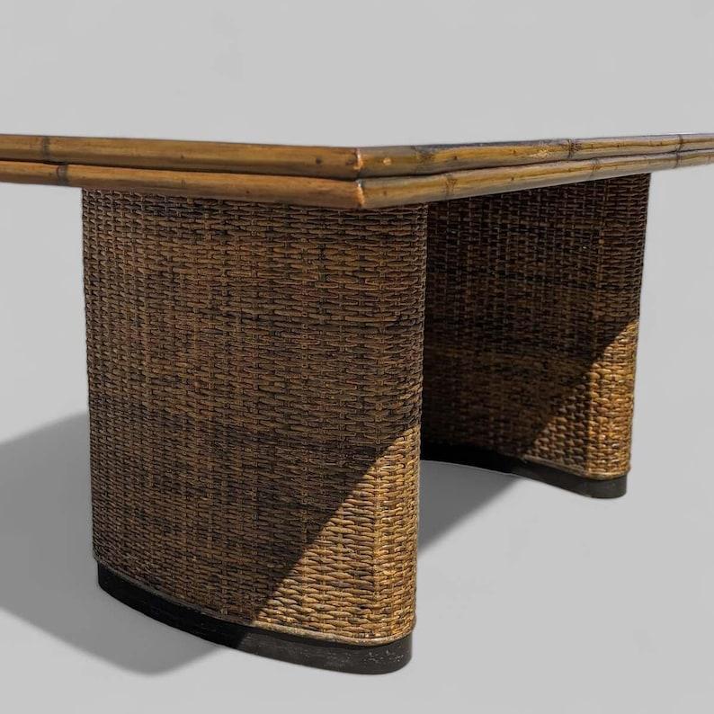Table de salle à manger vintage, base en rotin et osier, plateau en bois, rectangulaire, MCM en vente 2