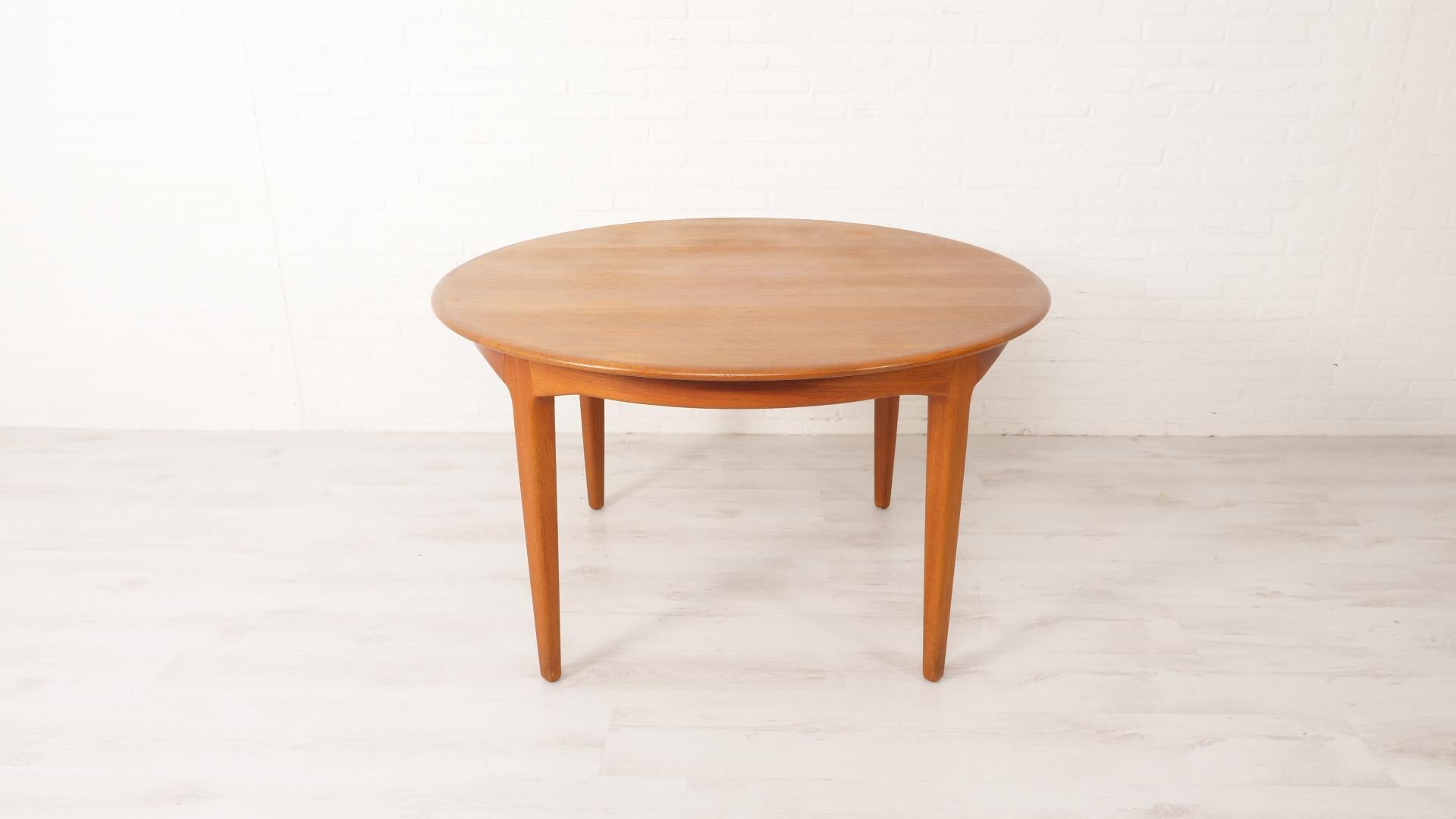 This Danish dining table is quite a unique one! We have never had such a large dining table before. In fact, this vintage dining table has no less than 4 intermediate leaves. This allows room for 10 people. This round dining table (model 62) was