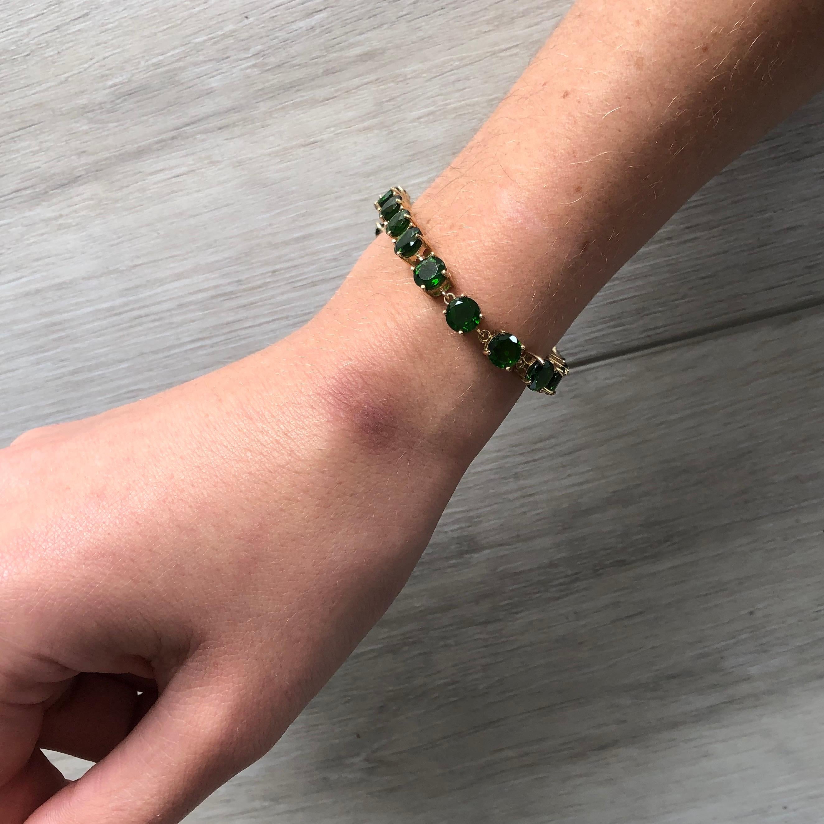 Vintage Diopside and 9 Carat Gold Bracelet In Excellent Condition For Sale In Chipping Campden, GB