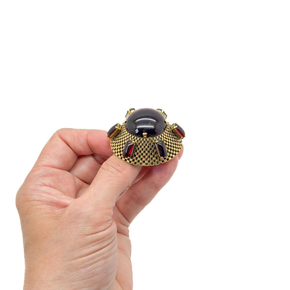 Te presentamos un impresionante broche Sputnik vintage Dior de amatista de 1963, una extraordinaria pieza de diseño modernista y herencia Dior. Inspirado en la era espacial, este raro broche presenta un cabujón central de cristal de amatista,