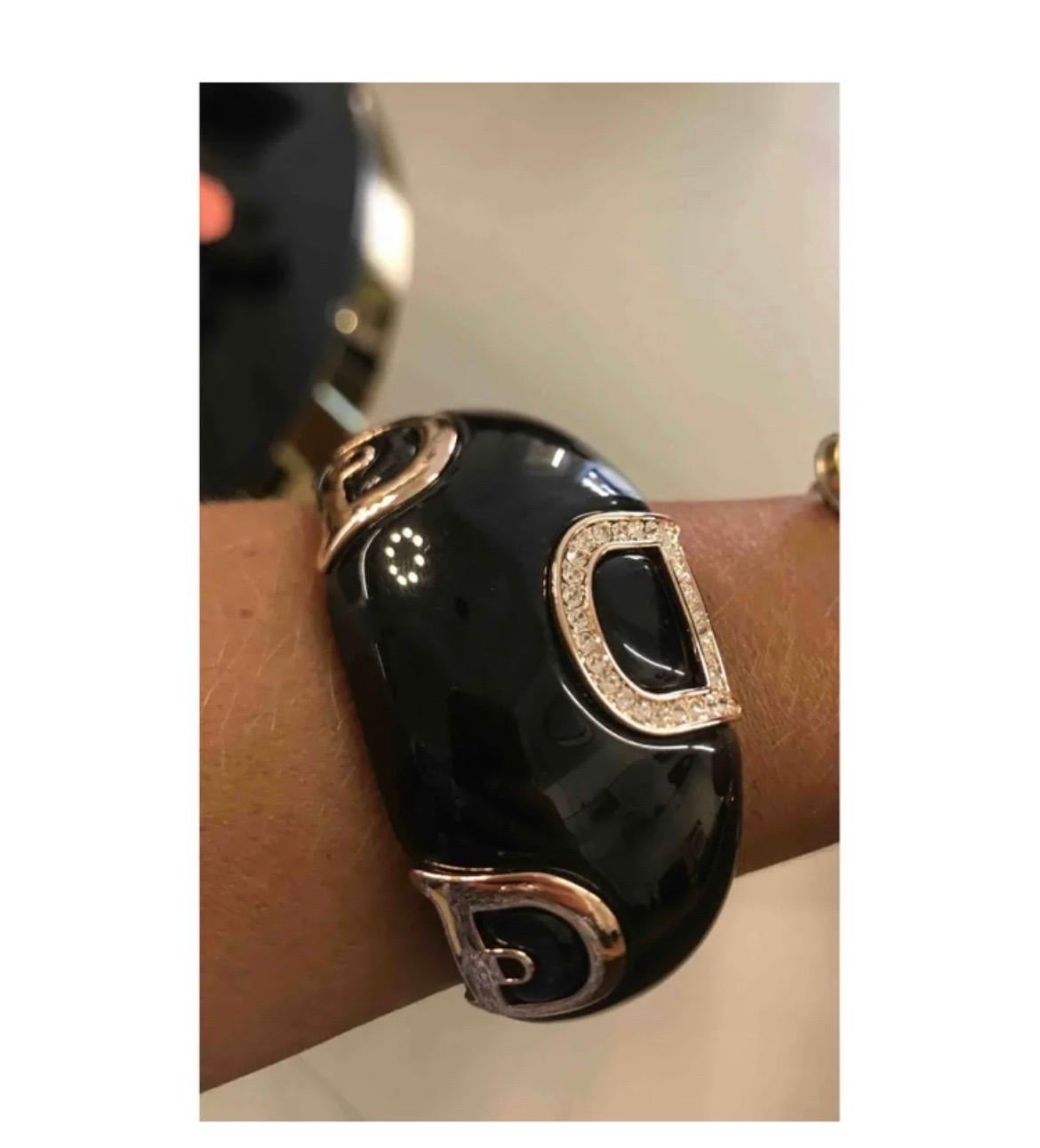 Vintage Dior bracelet in horn, logo with crystals, diameter 6 cm. Micro scratches visible very closely, however its condition is excellent.