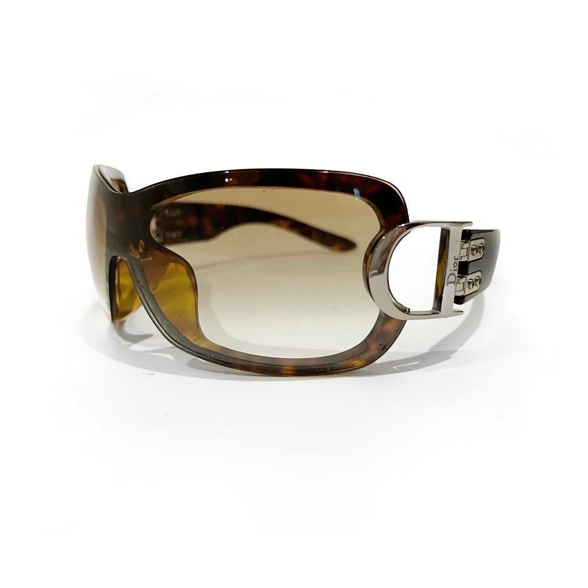 Vintage Airspeed Shield Tortoise Shell Sunglasses by John Galliano for Christian Dior 
Circa 2000
Made in Italy
Airspeed shield style
Brown tortoise shell rim detail
'D' for Dior hinge detail
Light brown shades
Great vintage condition; Preloved with