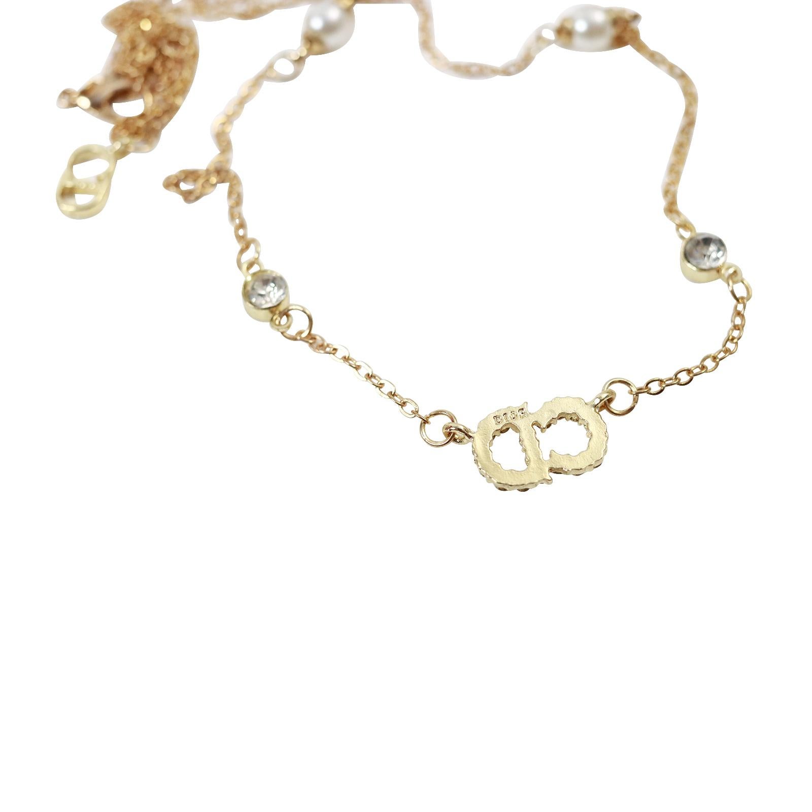 Goldfarbene CD-Halskette von Dior mit Diamanten und Kunstperlen, circa 2000er Jahre im Zustand „Gut“ in New York, NY