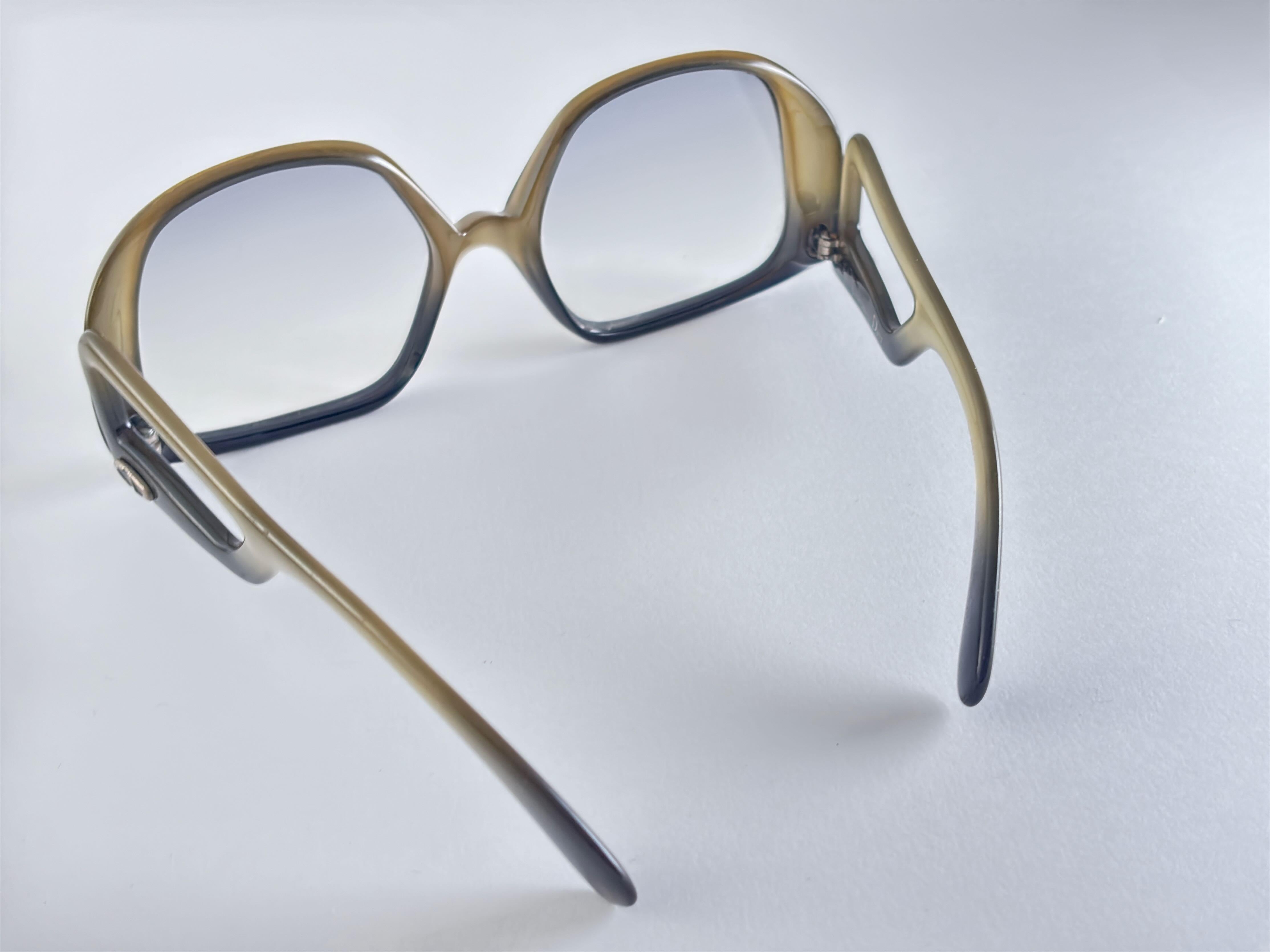 
Vintage Christian Dior Zwei-Ton-Grün Frame mit Gradient Linsen. 

Made in Austria.
 
Produziert und gestaltet in den 1970er Jahren.

Ein Sammlerstück!

Es hat geringfügige Abnutzung aufgrund von 40 Jahren Lagerung auf beiden Linsen und Rahmen,