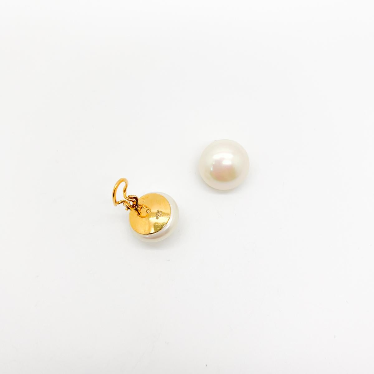 Une paire de boucles d'oreilles en perles Vintage Dior. L'incarnation du style chic.
Avec des pièces d'archives de sa propre collection Dior exposées dans l'exposition Dior Designer of Dreams à Londres, Jennifer sait ce que c'est que de partir à la
