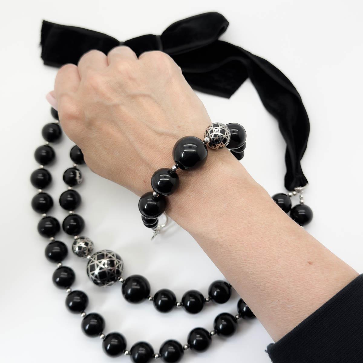 Conjunto de collar y pulsera Dior Vintage Statement Cannage. Una obra de arte ponible realmente impresionante de la era Galliano de la Casa.
El motivo Dior Cannage que adorna este collar y esta pulsera tiene su origen en las sillas Napoleón III