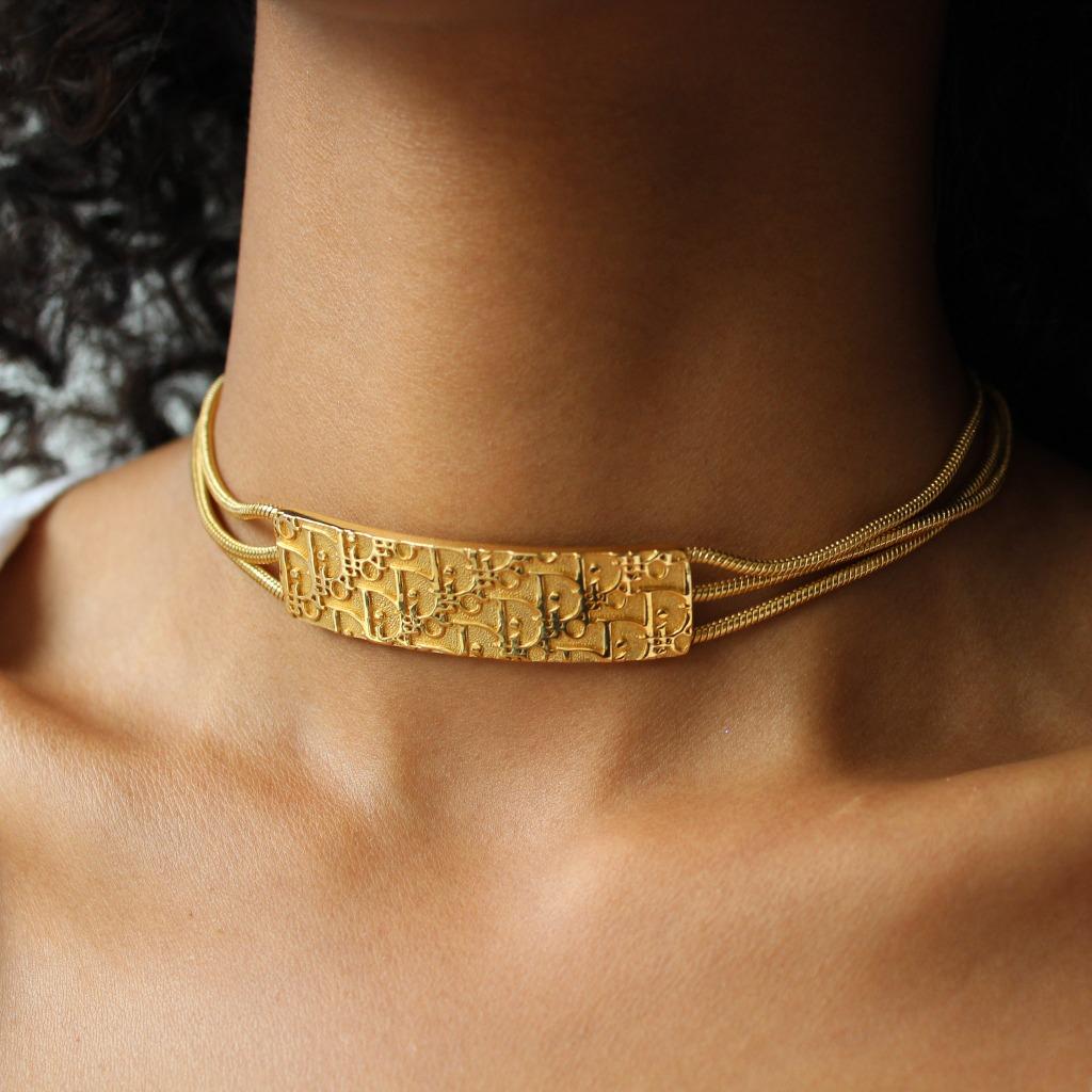 Vintage Dior Trotter Choker Necklace Y2K

Super cool choker from Dior, still one of the world's most desirable fashion labels.  Crafted in Germany from gold plated metal, this incredible choker features the iconic Trotter pattern centre plate with