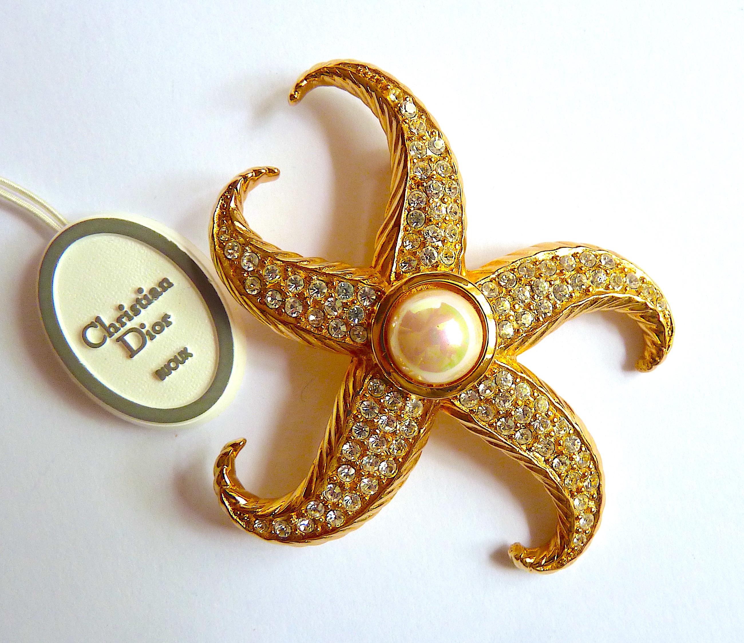 Ultra Rare CHRISTIAN DIOR Brooch, Featuring a Gold Tone Metal Starfish adorned with a White Central Faux Pearl and Clear rhinestones, vintage from the 80's. Highly Collectible Masterpiece and a great addition to your collection !

Vintage from the