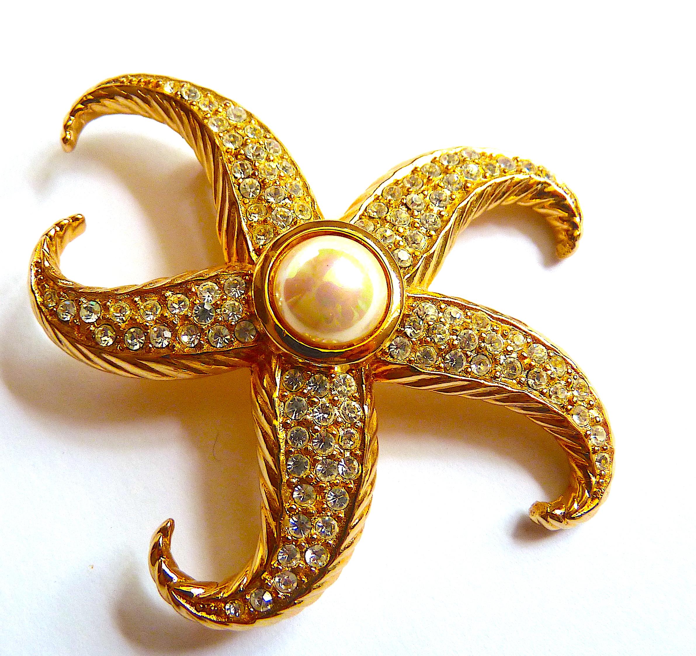 Vintage DIOR White Faux Pearl Clear Rhinestones Gold Tone Metal Starfish Brooch In New Condition For Sale In CHAMPEAUX-SUR-SARTHE, FR