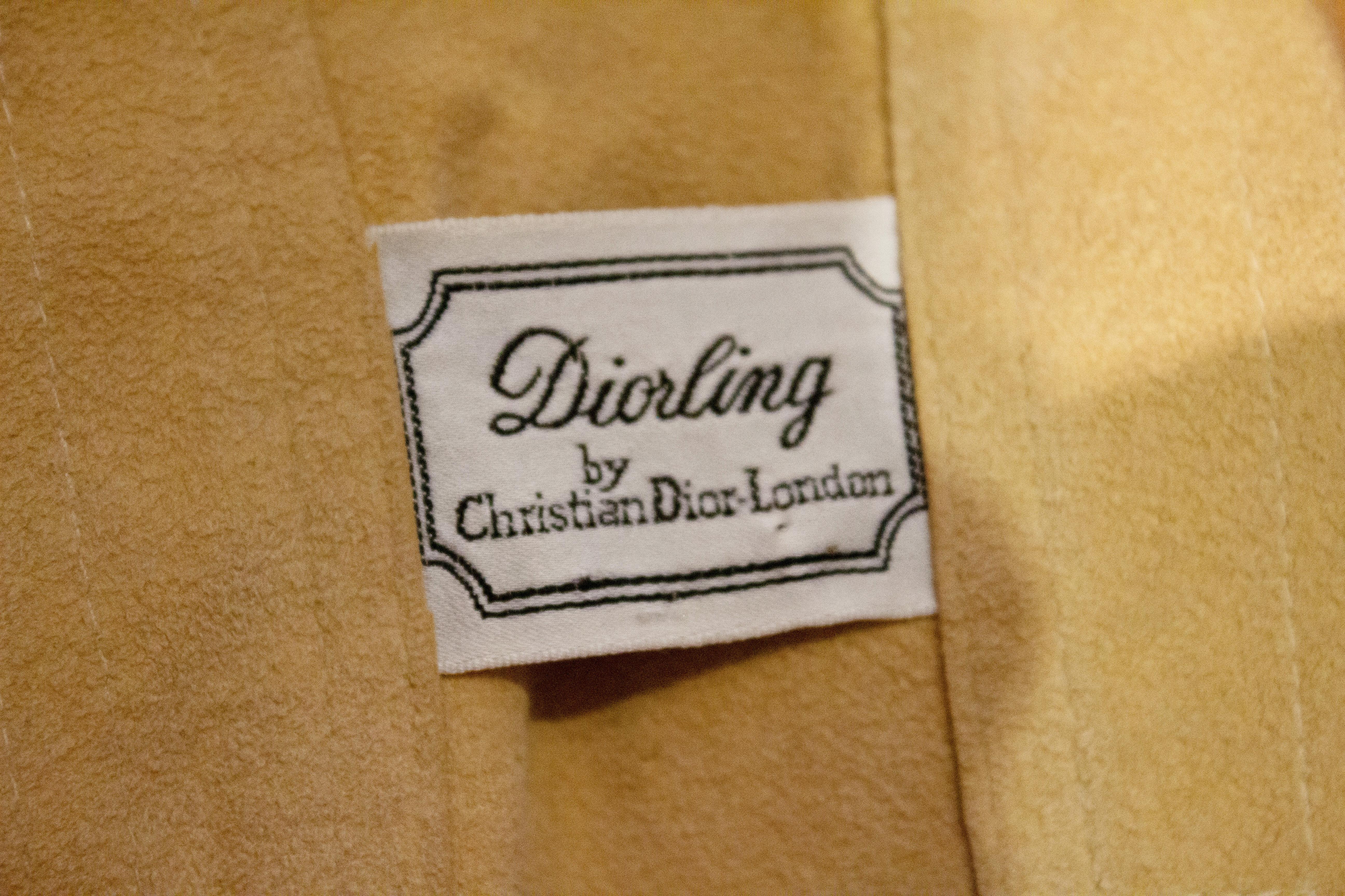 Una giacca ideale per l'autunno  di Christian Dior , Diorling. La giacca ha un'apertura frontale con bottoni, una tasca con patta e una tasca diagonale su ciascun lato. È di un bel colore caramello e ha i polsini a un bottone. Misure: busto fino a