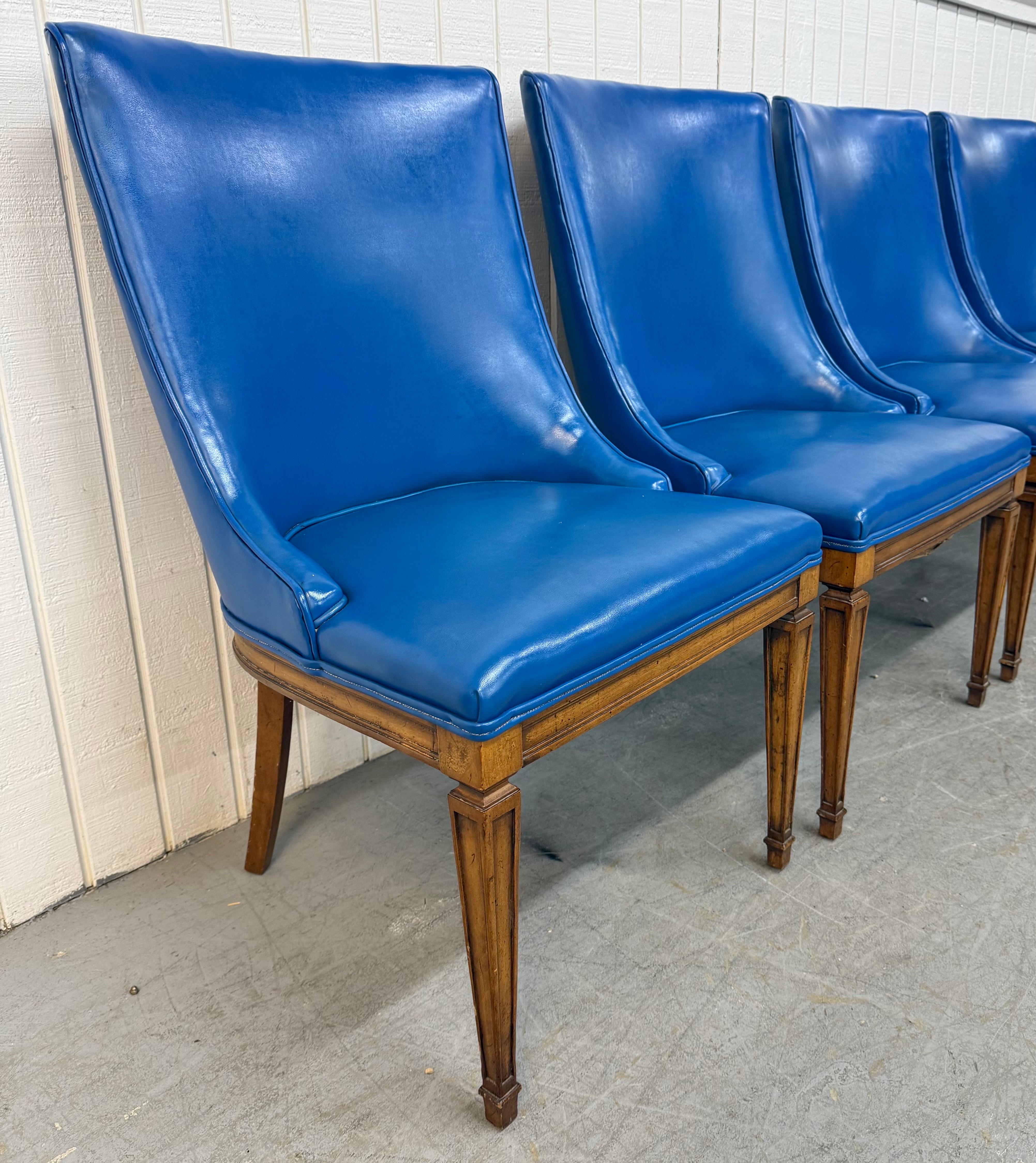 Diese Auflistung ist für eine Reihe von vier Vintage Directoire Stil Blau Kunstleder Esszimmerstühle. Mit einer abgerundeten Rückenlehne, blauem Kunstlederbezug und Beinen im Directoire-Stil mit Walnuss-Finish. Dies ist eine außergewöhnliche