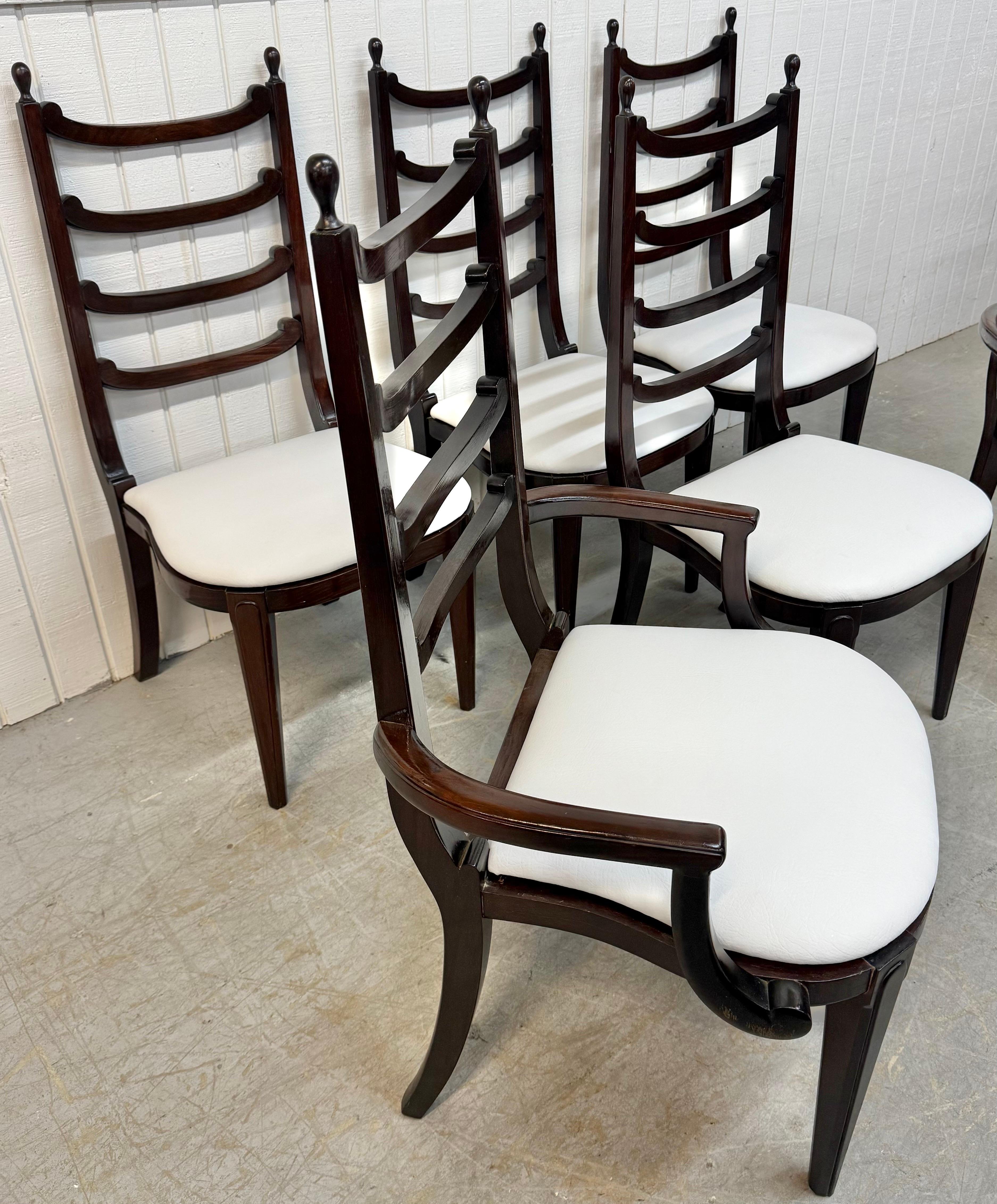 Cette annonce concerne un ensemble de six chaises de salle à manger en bois de rose de style Vintage Directoire. Whiting : construction en bois massif, cadres lourds, haut dossier en échelle, pieds directoires, deux chaises à bras, quatre chaises