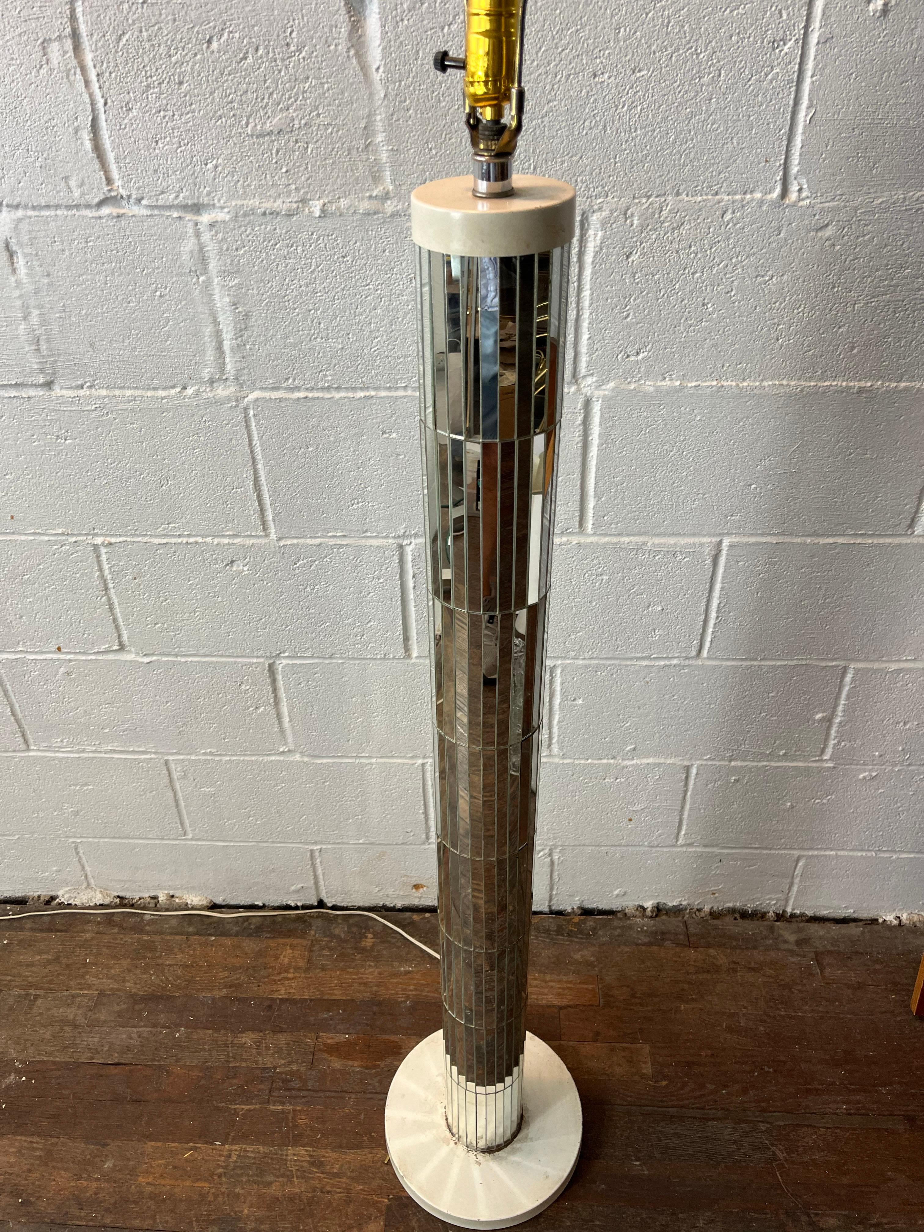 Lámpara de pie de columna con espejo de discoteca única. Los espejos de mosaico de azulejos forman la lámpara captando y reflejando la luz. Gran visual con pop de época.  51