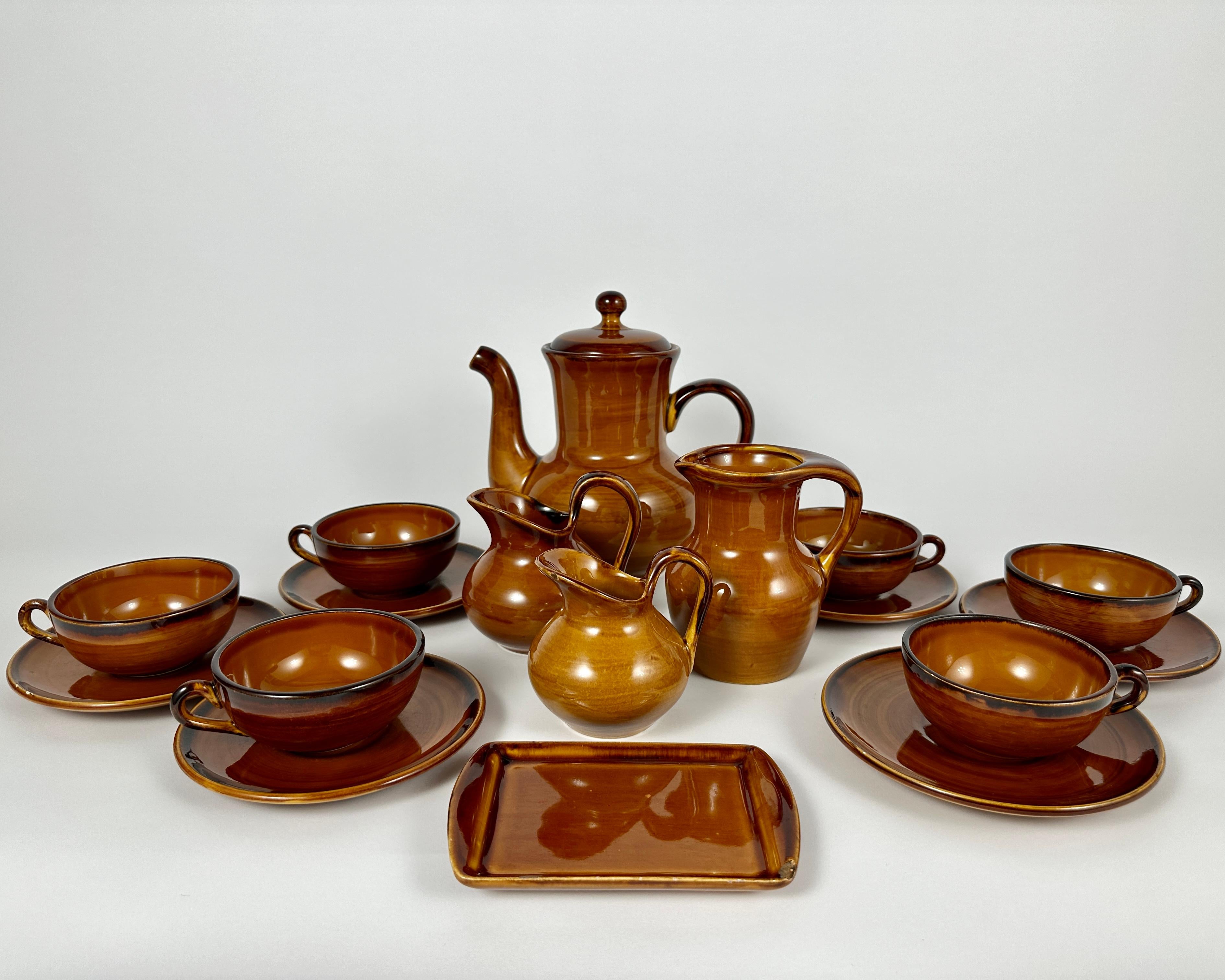 S'Clement (France) Vaisselle en porcelaine émaillée dans une nuance de brun, allant du brun clair au noir, avec une finition très émaillée. Très belle vaisselle française. 

Le service comprend

1 théière : 8.6 inch - 22 cm.

6 tasses : diamètre - 4