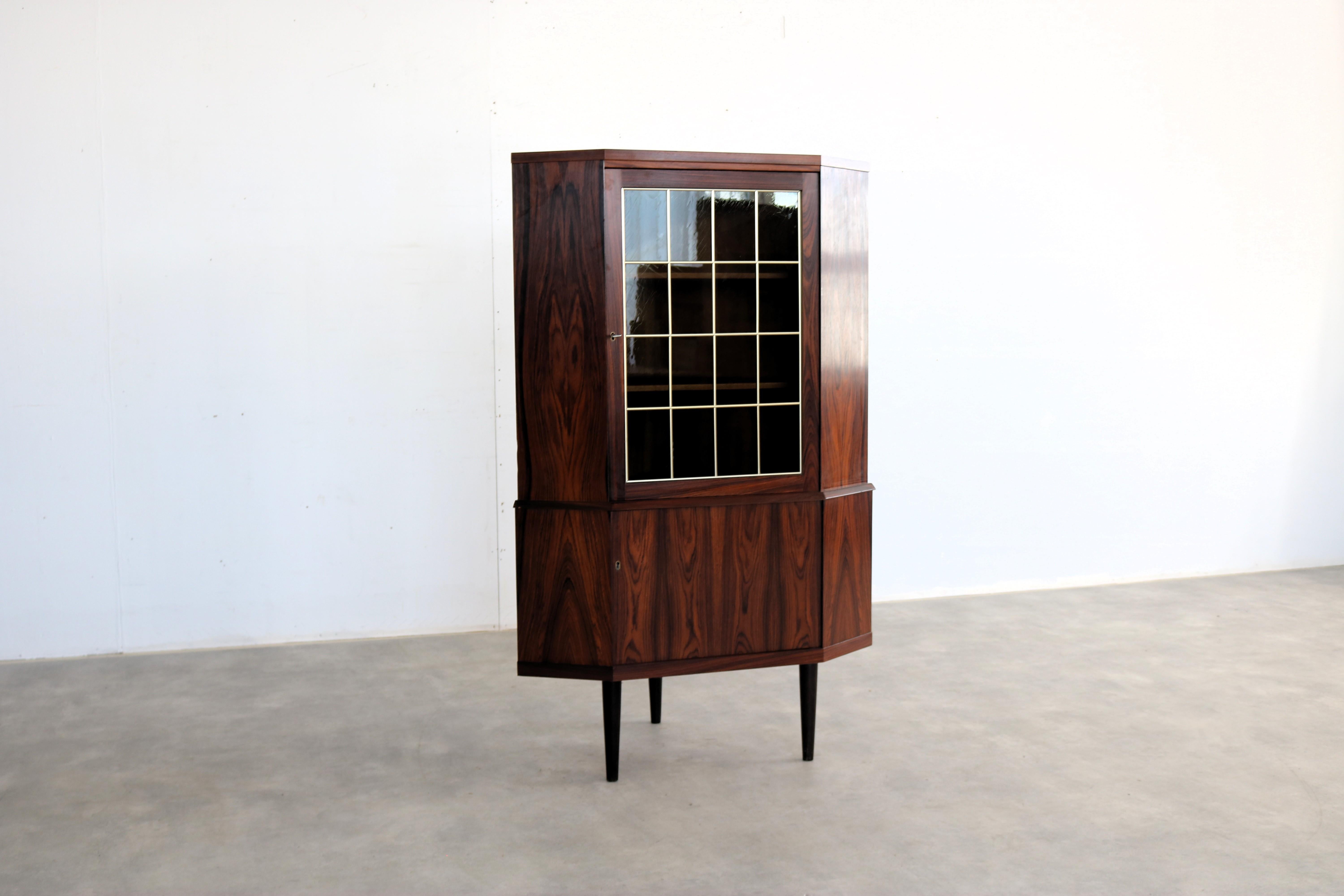 Vintage-Vitrine  Eckschrank  1960s  Dänisch

Zeitraum  1960s
Entwurf  unbekannt  Dänemark
Bedingung  gut  geringe Gebrauchsspuren
Größe  139 x 88 x 62 cm (H x B x T) Tiefe ist das Eckteil;

Details  Palisanderholz; Glas;

Sachnummer  2921