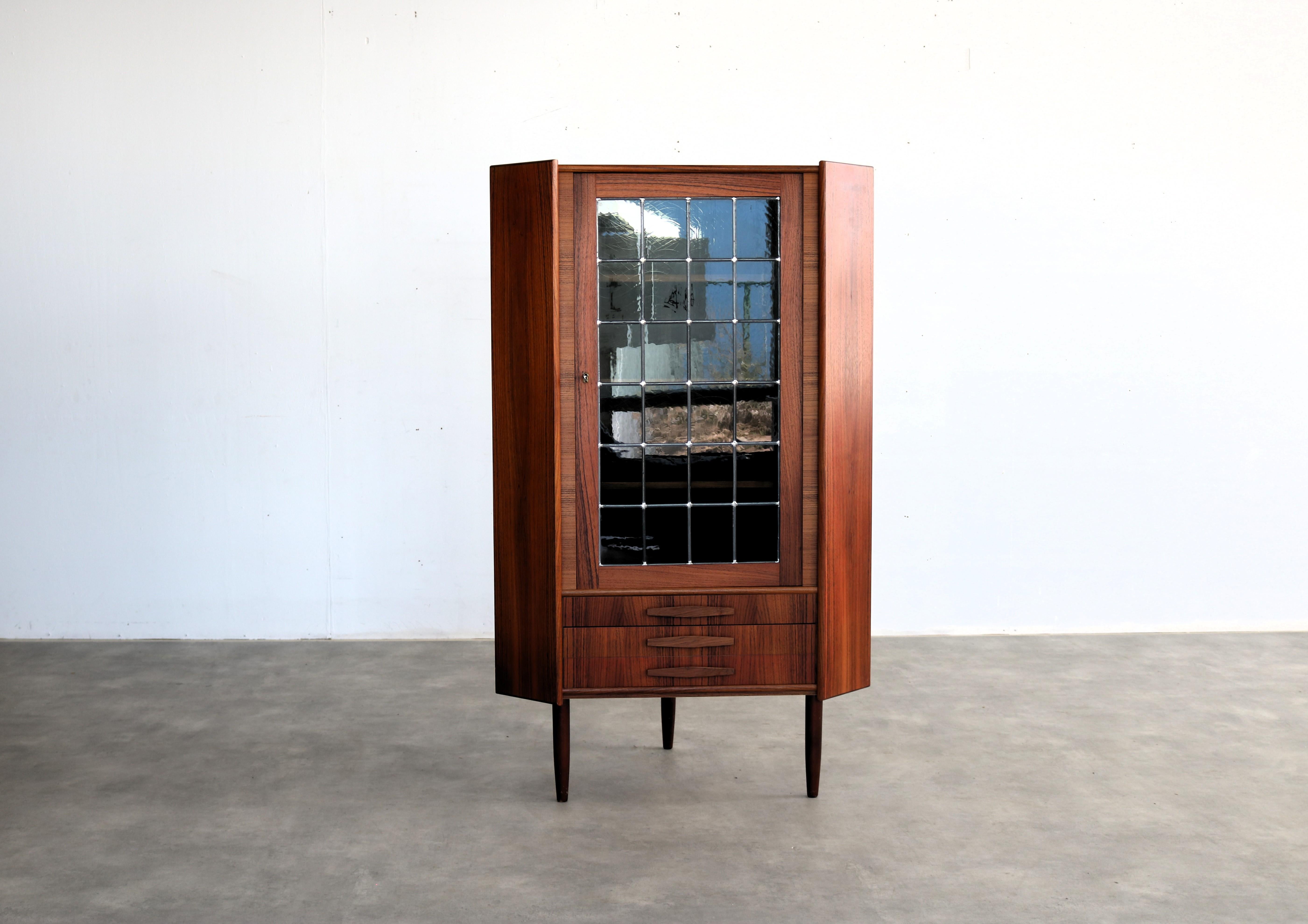 Vetrina vintage  Armadio ad angolo  1960s  Danese

periodo  1960s
design  sconosciuto  Danimarca
condizione  buono  piccoli segni di usura
dimensione  146,6 x 89 x 63 cm (H. x L. x P.) La profondità è la sezione d'angolo;

dettagli  teak;