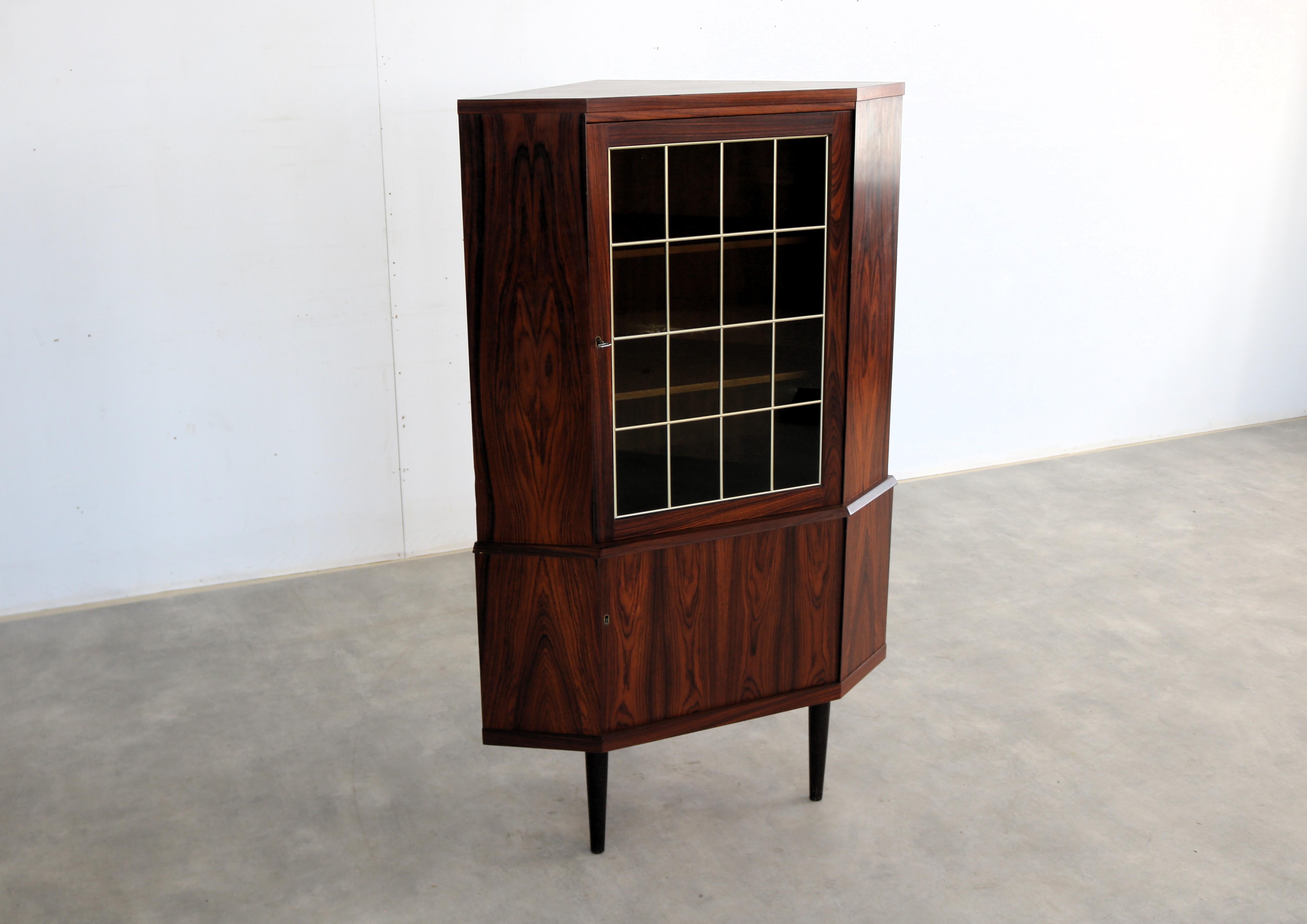 Vintage-Vitrine  Eckschrank  1960s  Dänisch im Zustand „Gut“ im Angebot in Lemmer, NL