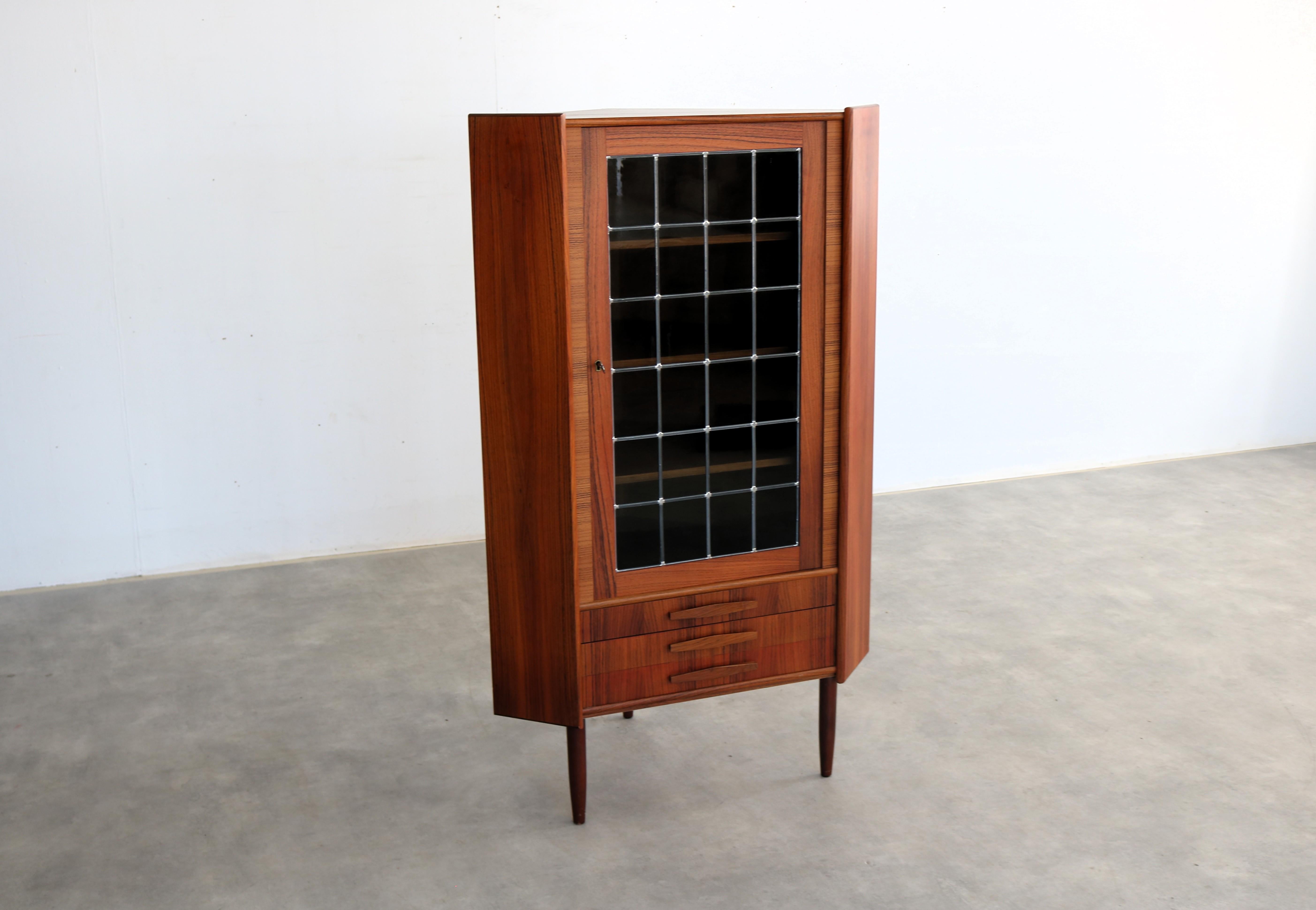 Vetrina vintage  Armadio ad angolo  1960s  Danese In condizioni buone in vendita a Lemmer, NL
