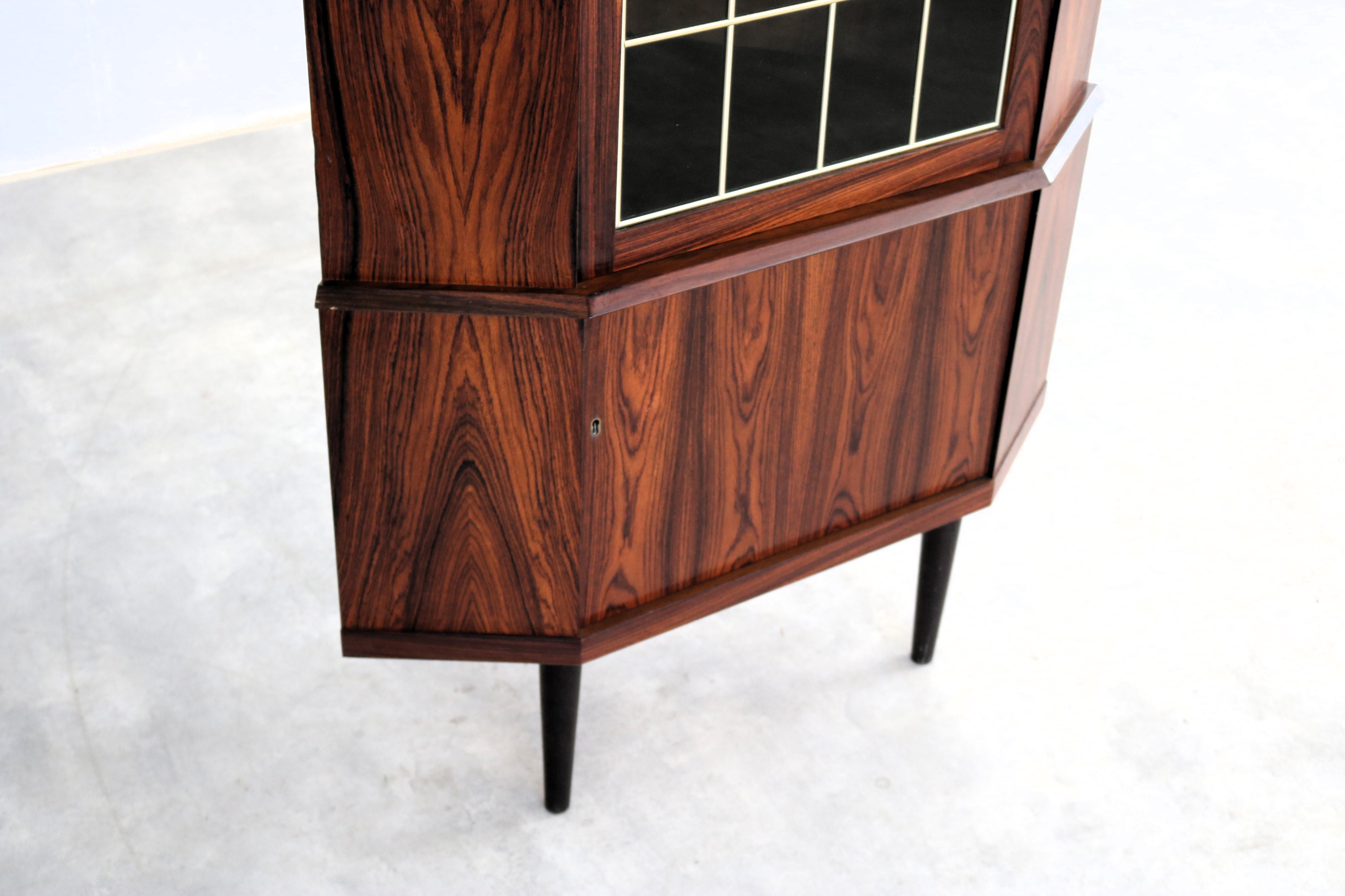 Vintage-Vitrine  Eckschrank  1960s  Dänisch (Mitte des 20. Jahrhunderts) im Angebot