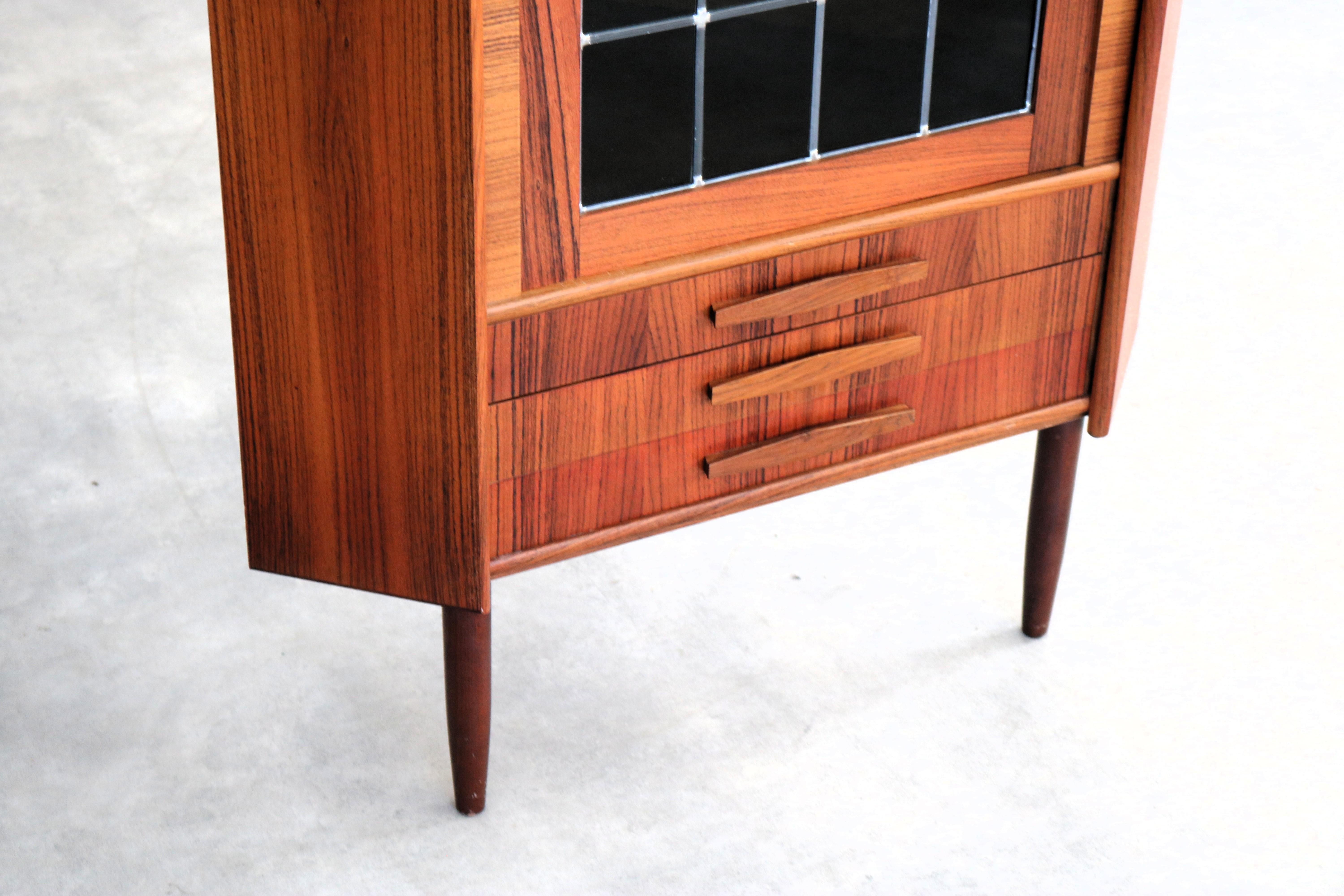 Metà XX secolo Vetrina vintage  Armadio ad angolo  1960s  Danese in vendita