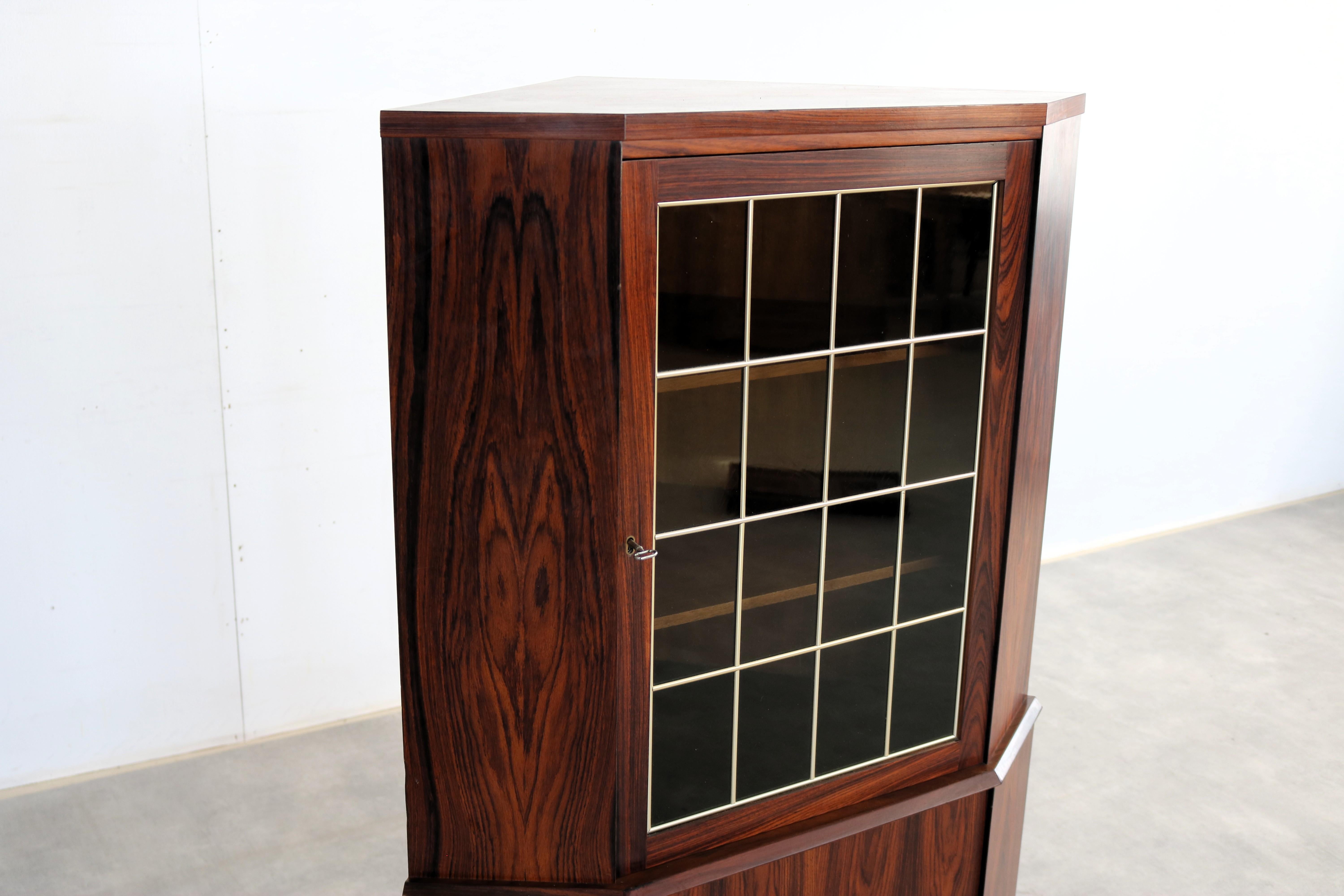 Vintage-Vitrine  Eckschrank  1960s  Dänisch (Holz) im Angebot