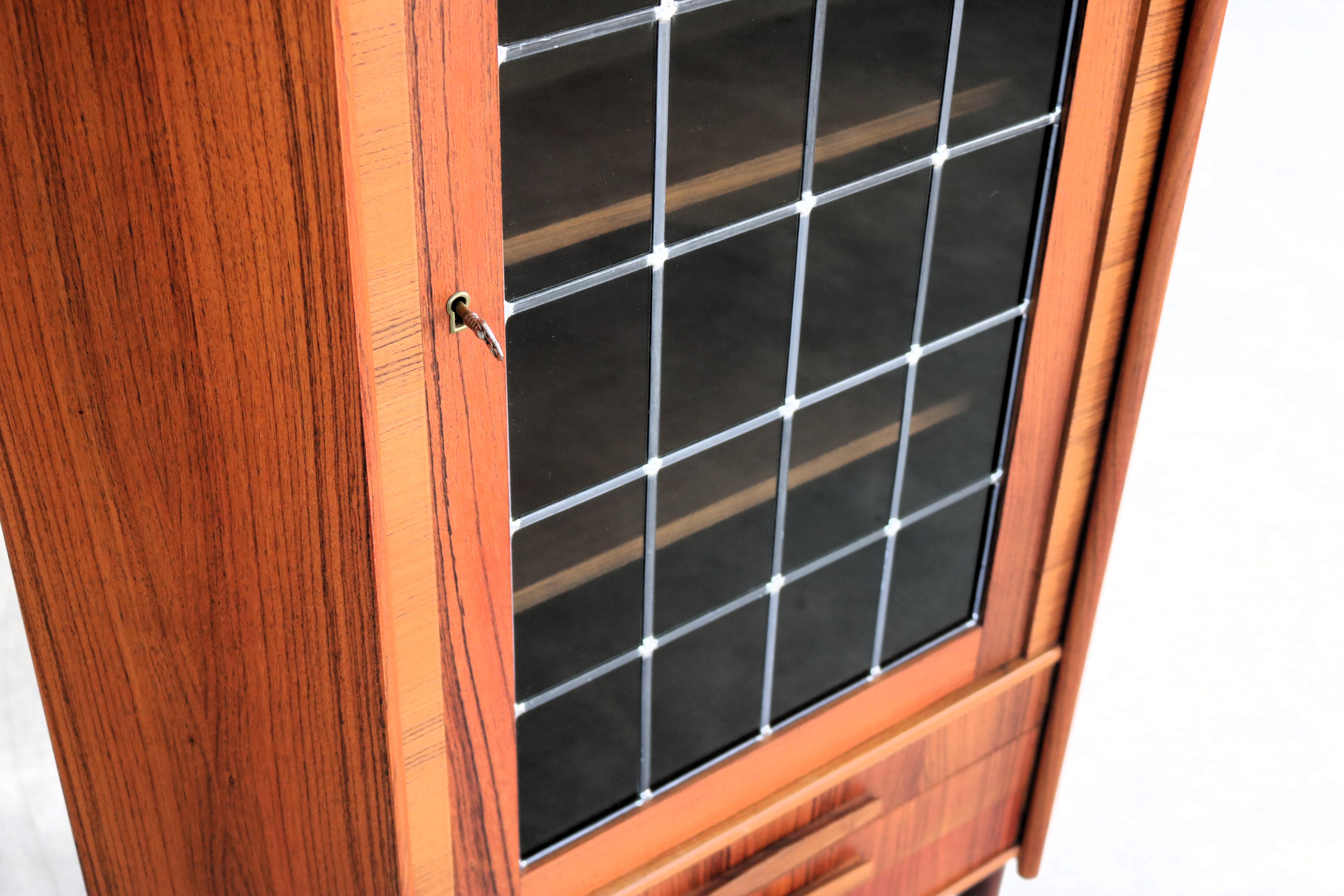 Legno Vetrina vintage  Armadio ad angolo  1960s  Danese in vendita