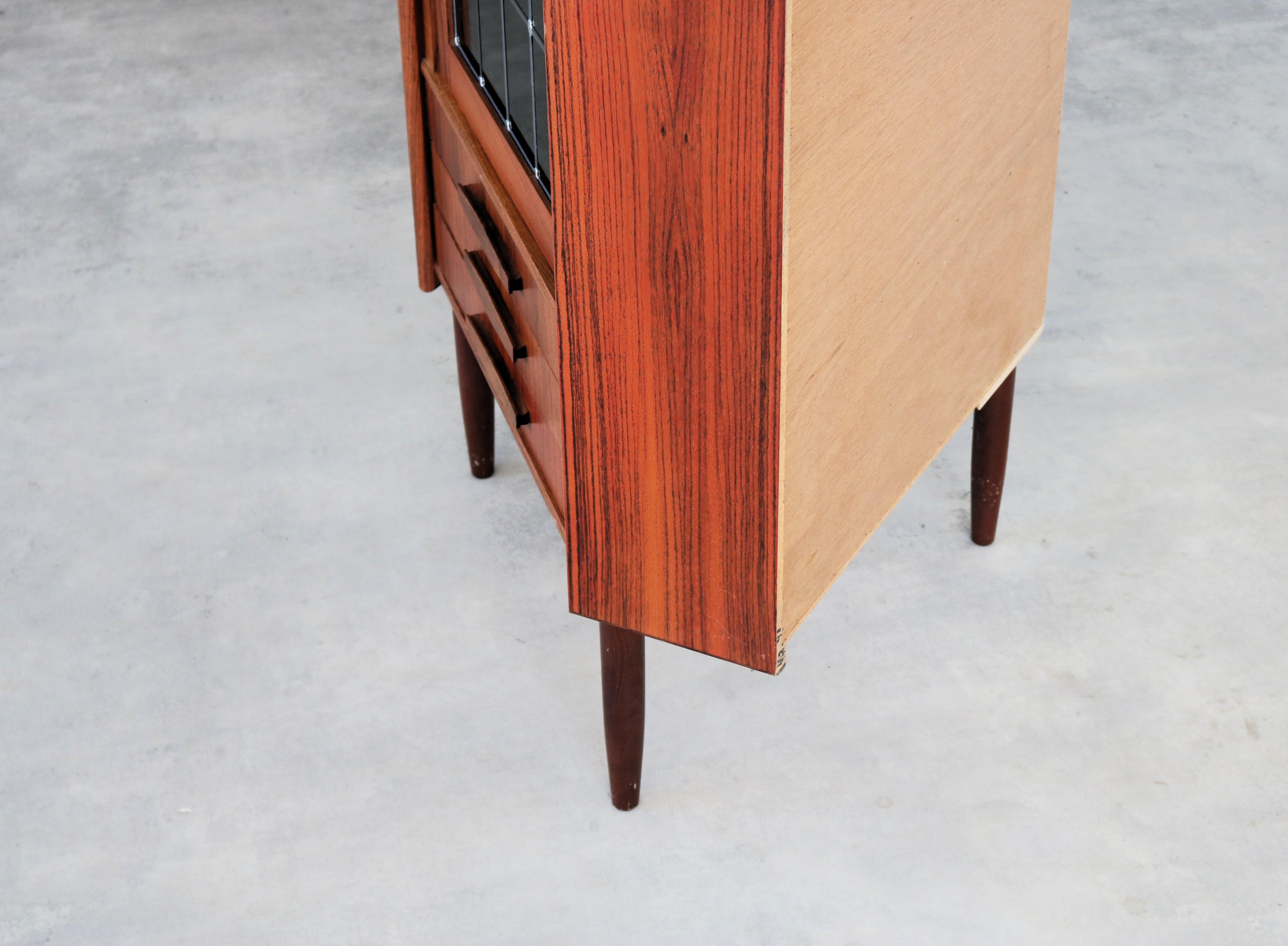 Vetrina vintage  Armadio ad angolo  1960s  Danese in vendita 3